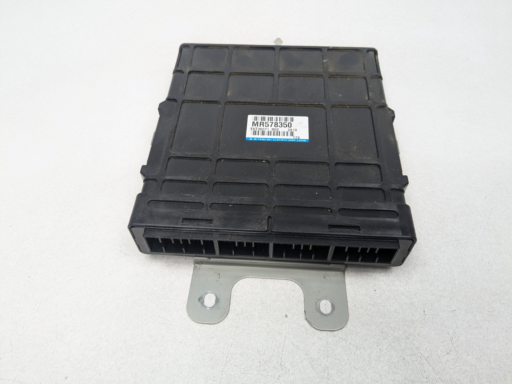 00 – 04 MITSUBISHI MONTERO SPORT OEM ENGINE BRAIN BOX ELECTRONIC CONTROL MODULE