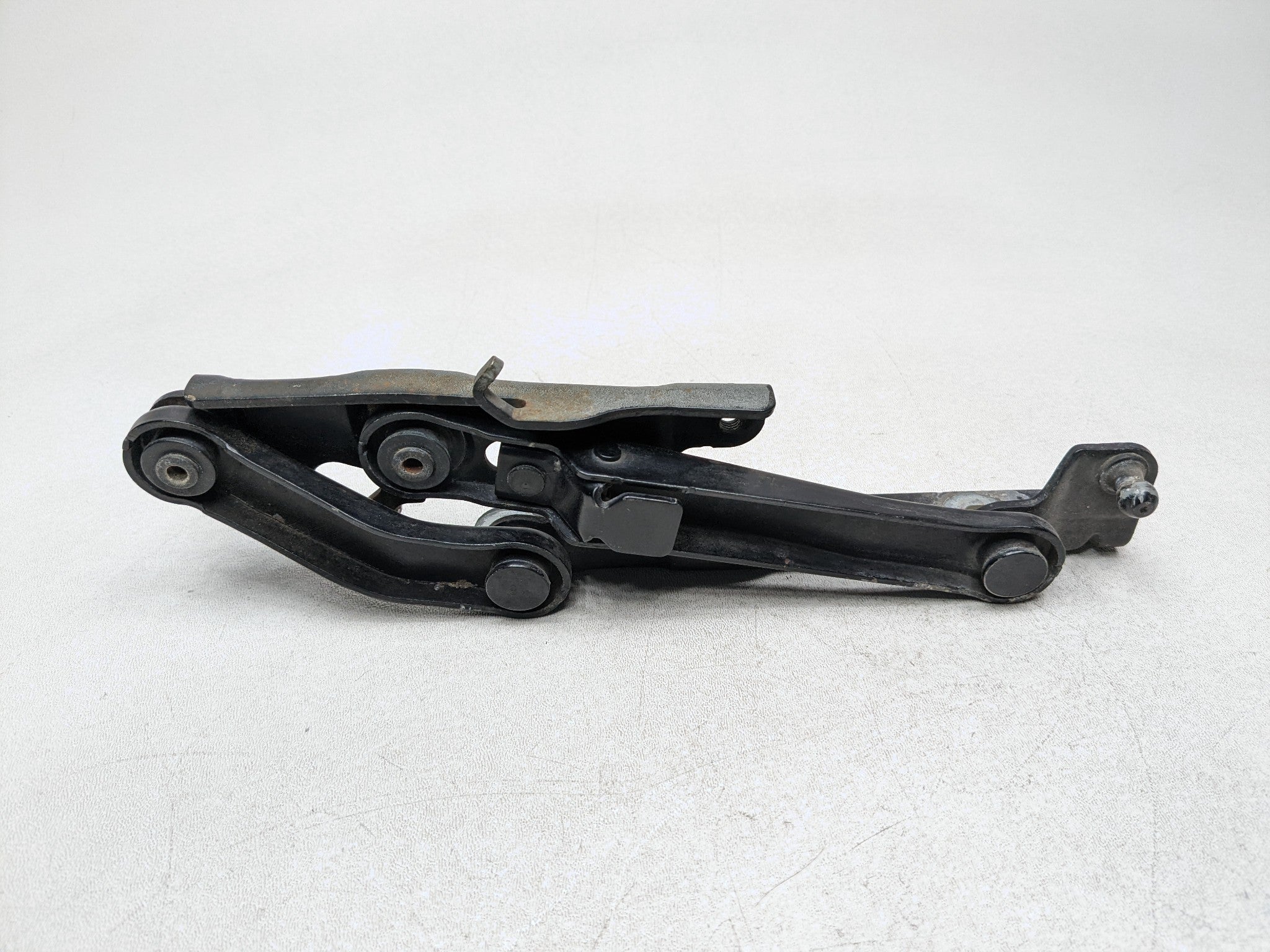 97 - 05 MERCEDES-BENZ S500 OEM HOOD HINGE SUPPORT BRACKET FRONT LEFT DRIVER SIDE