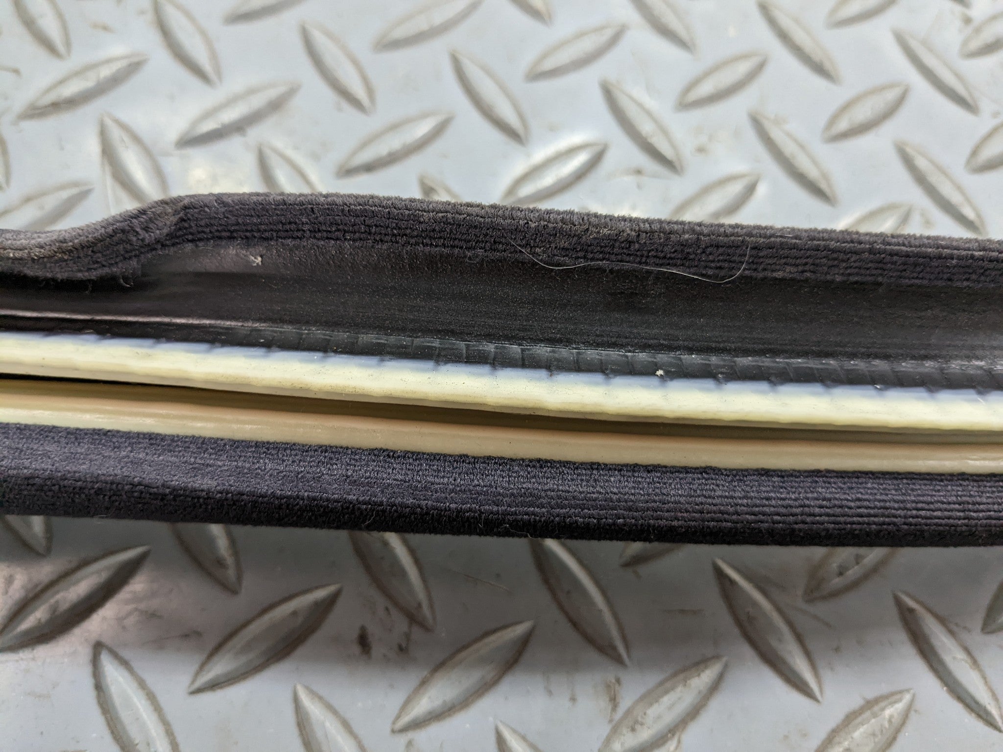 97 - 05 MERCEDES-BENZ S500 OEM DOOR SEAL WEATHER STRIPPING RUBBER FRONT LEFT