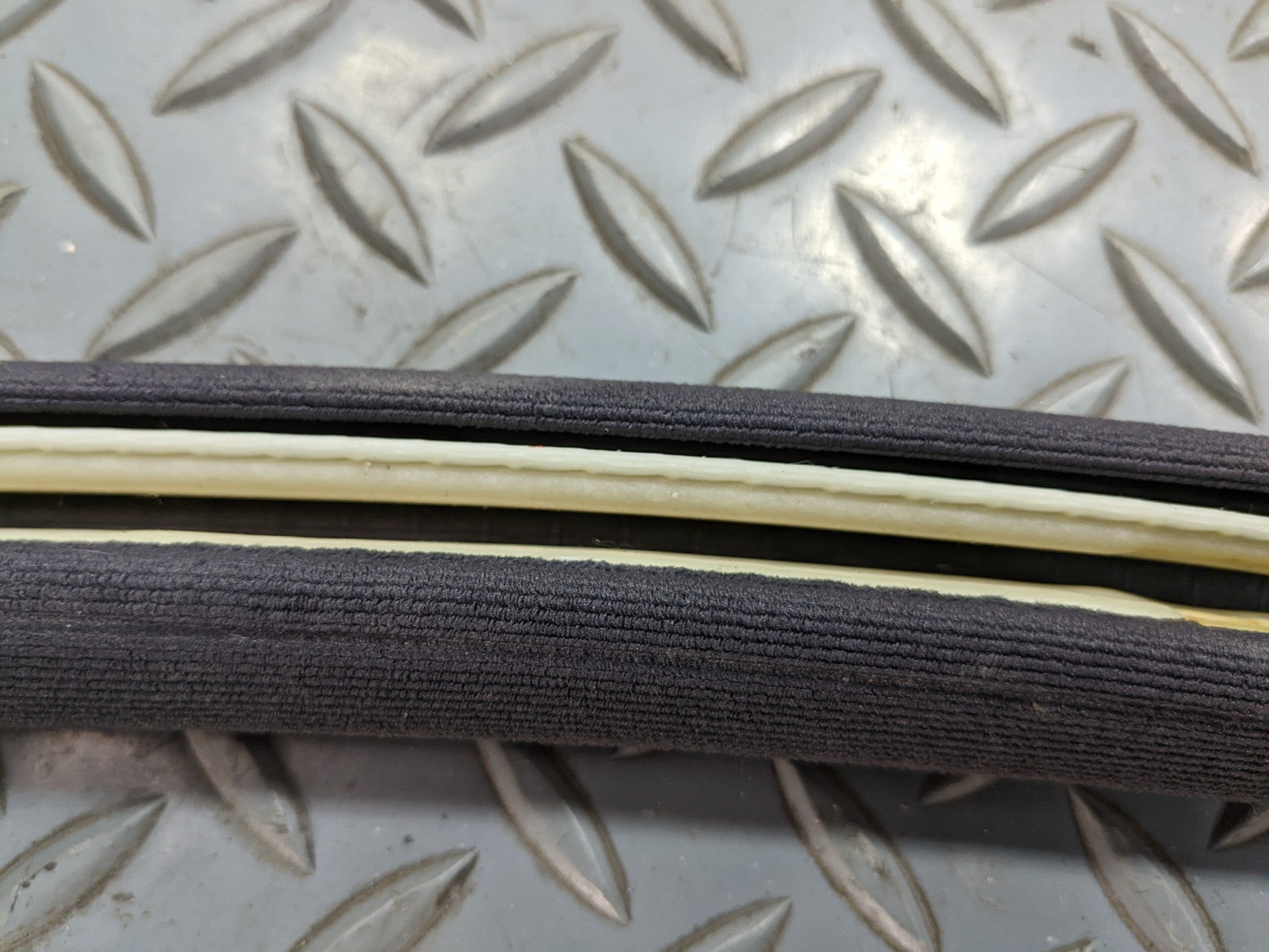 97 - 05 MERCEDES-BENZ S500 OEM DOOR SEAL WEATHER STRIPPING RUBBER FRONT RIGHT