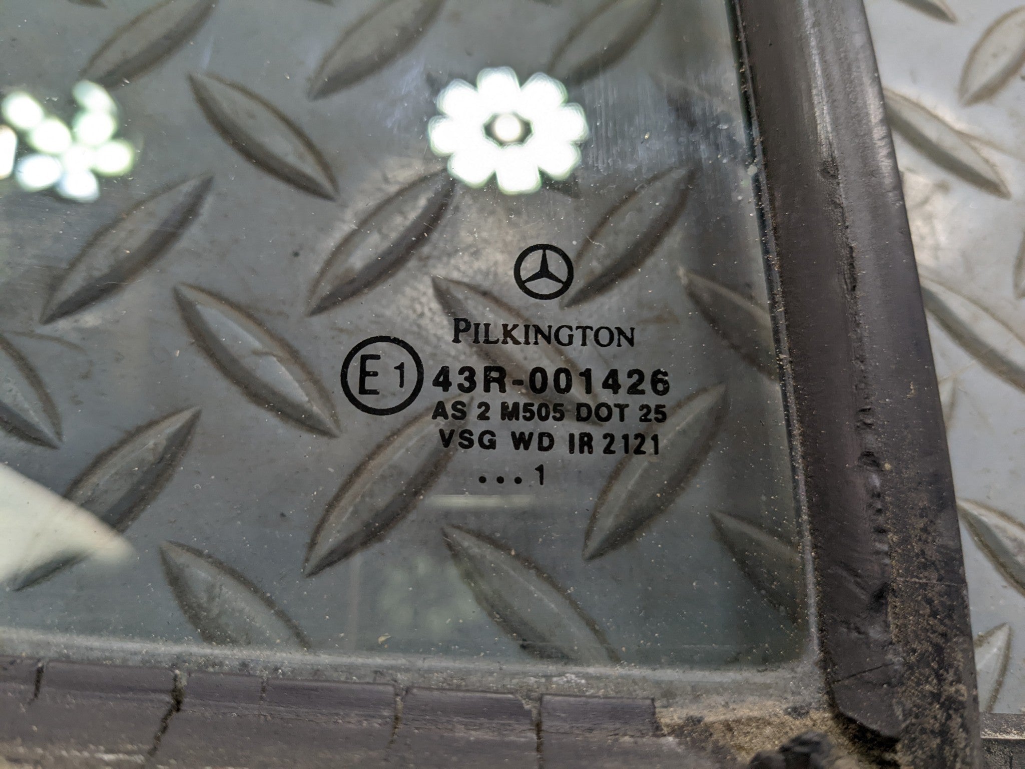 97 - 05 MERCEDES-BENZ S500 OEM DOOR WINDOW VENT GLASS REAR RIGHT PASSENGER SIDE