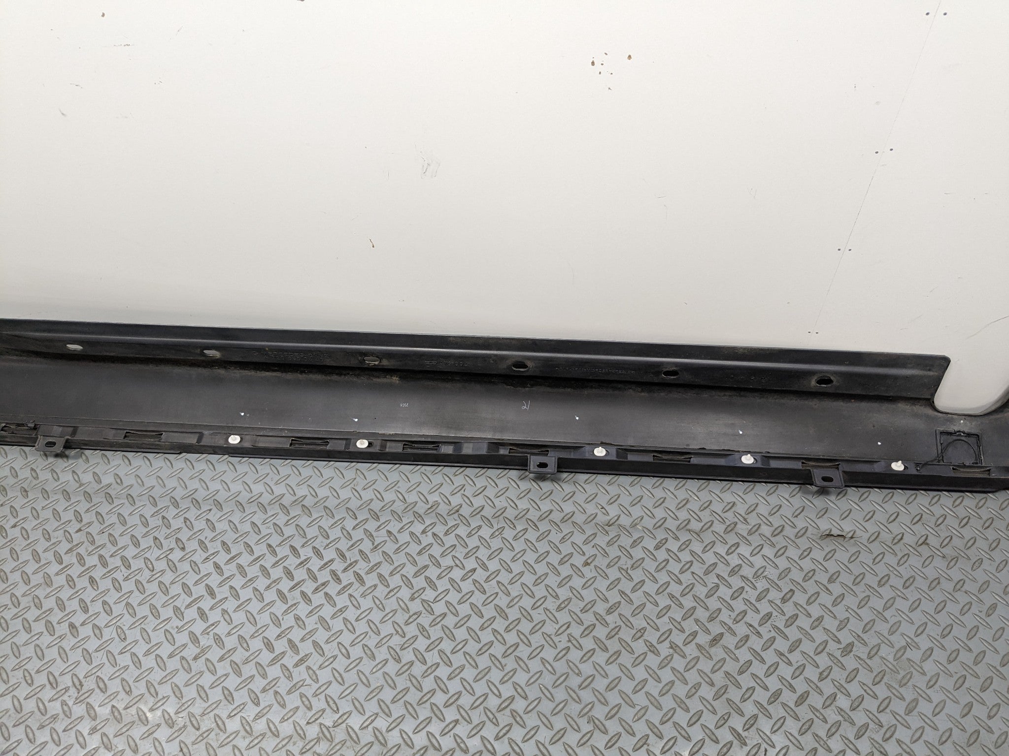 97 - 05 MERCEDES-BENZ S500 OEM ROCKER PANEL MOULDING BLACK RIGHT PASSENGER SIDE