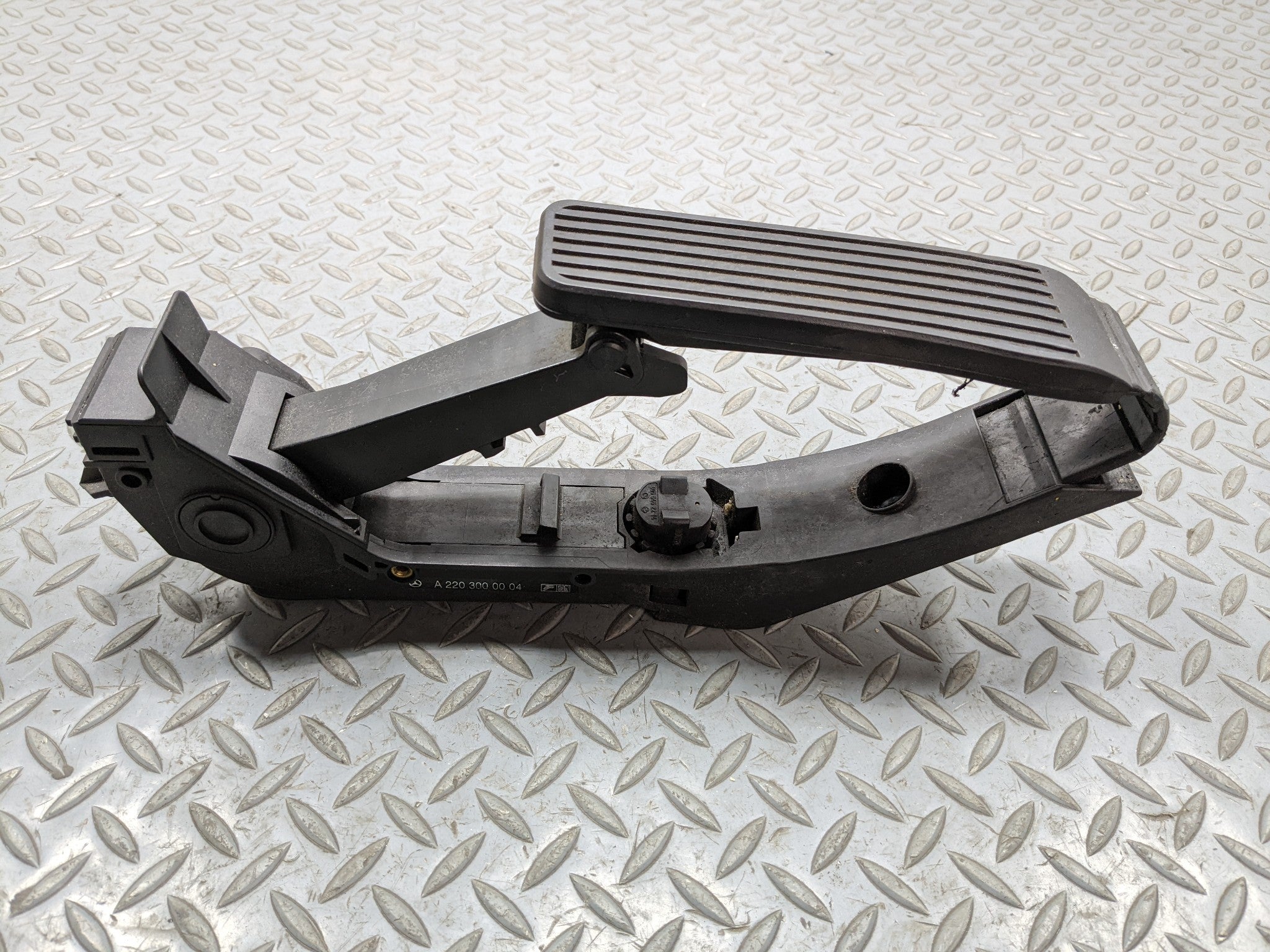 97 - 05 MERCEDES-BENZ S500 OEM ACCELERATOR THROTTLE FOOT PEDAL LEVER WITH SENSOR