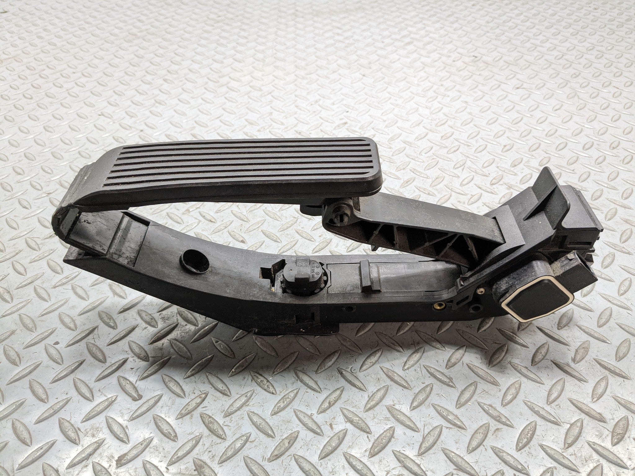 97 - 05 MERCEDES-BENZ S500 OEM ACCELERATOR THROTTLE FOOT PEDAL LEVER WITH SENSOR