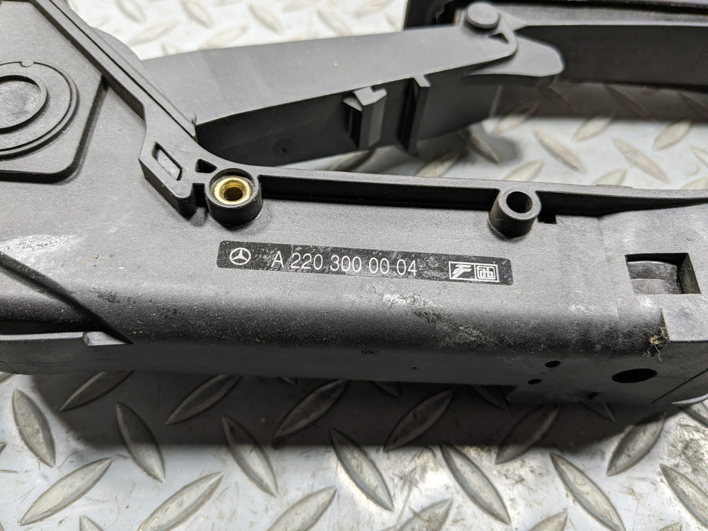 97 - 05 MERCEDES-BENZ S500 OEM ACCELERATOR THROTTLE FOOT PEDAL LEVER WITH SENSOR