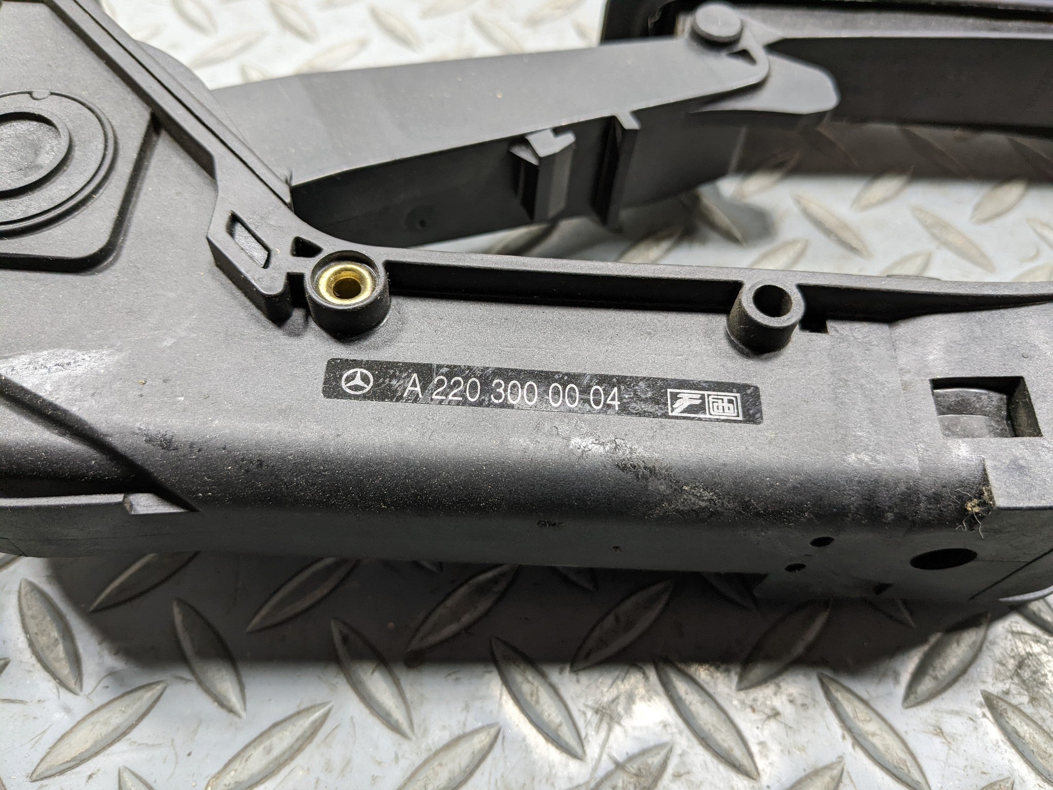 97 - 05 MERCEDES-BENZ S500 OEM ACCELERATOR THROTTLE FOOT PEDAL LEVER WITH SENSOR