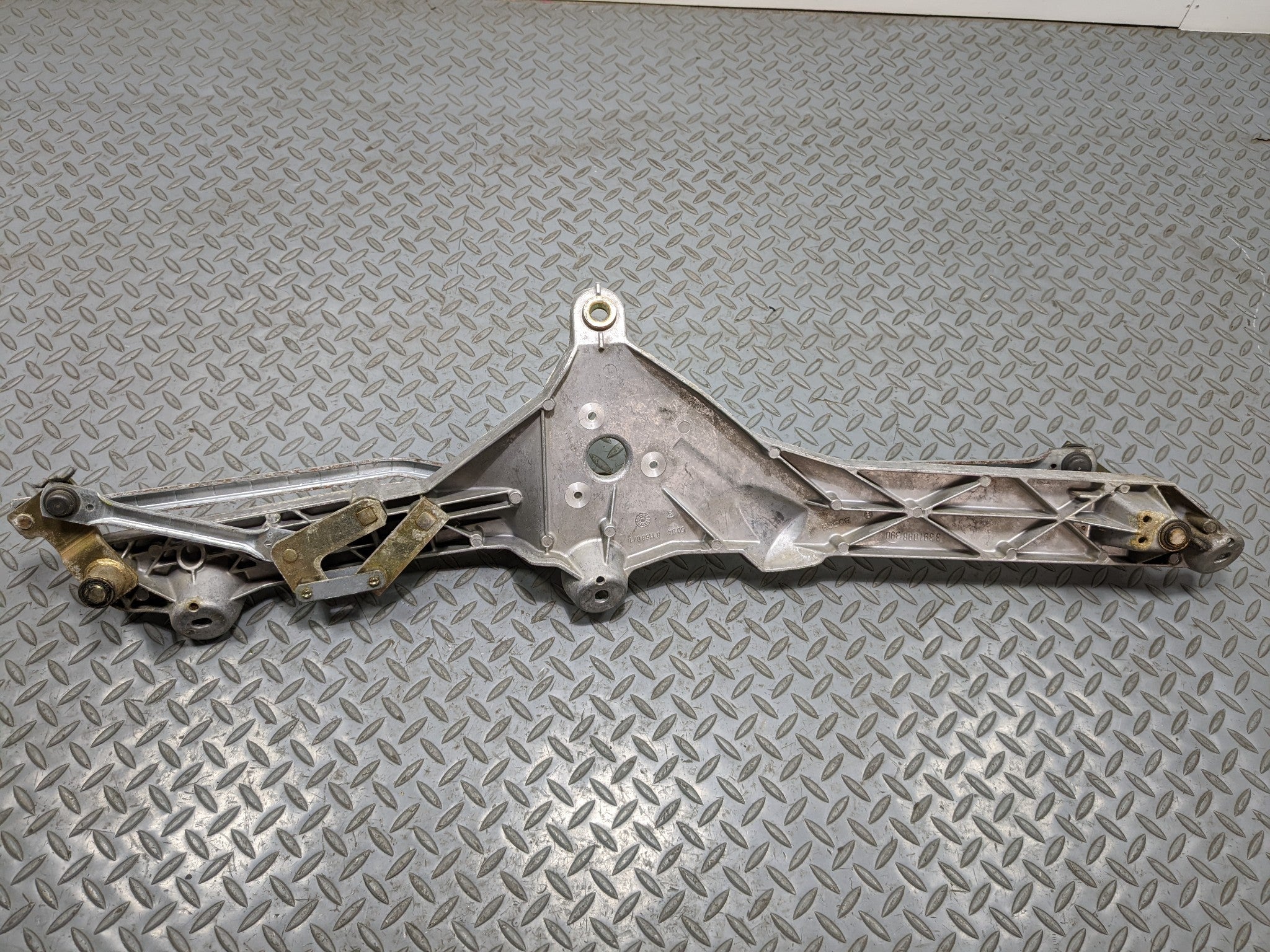 97-05 MERCEDES-BENZ S500 OEM WINDSHIELD WIPER TRANSMISSION LINKAGE WITHOUT MOTOR