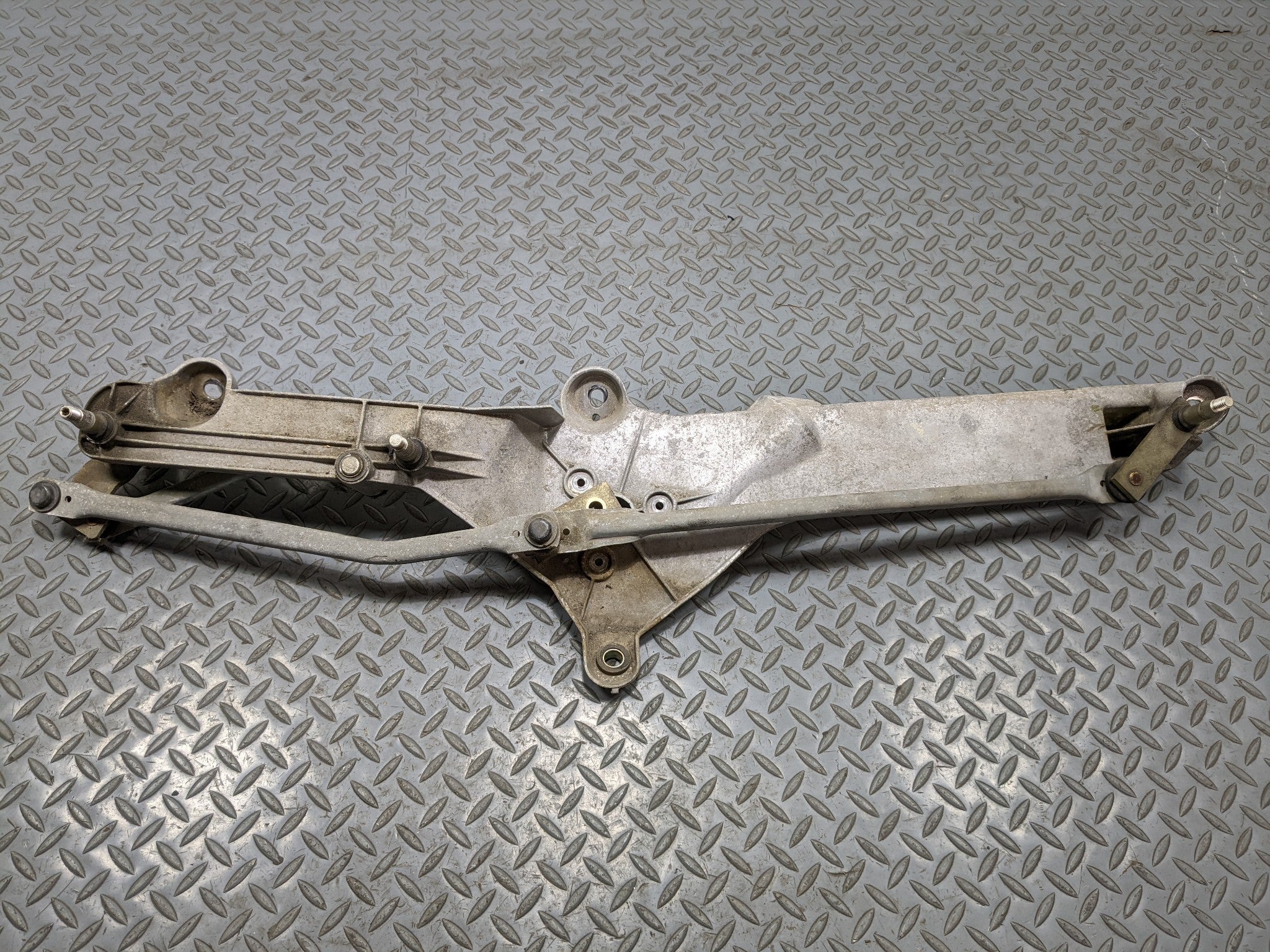 97-05 MERCEDES-BENZ S500 OEM WINDSHIELD WIPER TRANSMISSION LINKAGE WITHOUT MOTOR