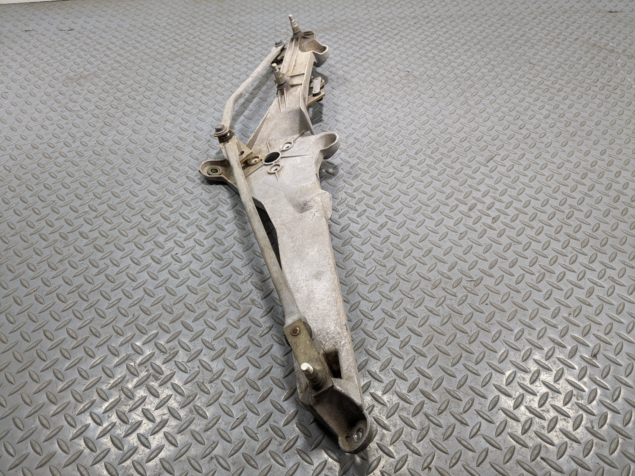97-05 MERCEDES-BENZ S500 OEM WINDSHIELD WIPER TRANSMISSION LINKAGE WITHOUT MOTOR