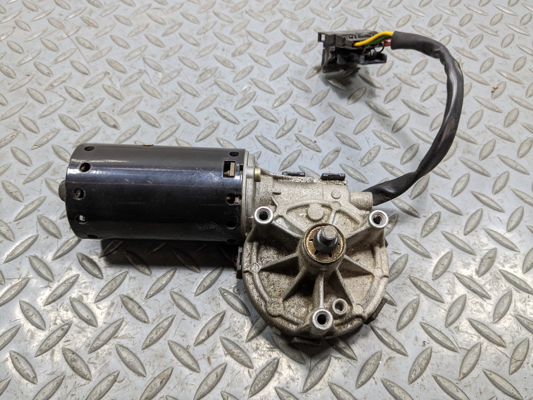 1997 - 2005 MERCEDES-BENZ S500 OEM WINDSHIELD WIPER MOTOR ASSEMBLY FRONT