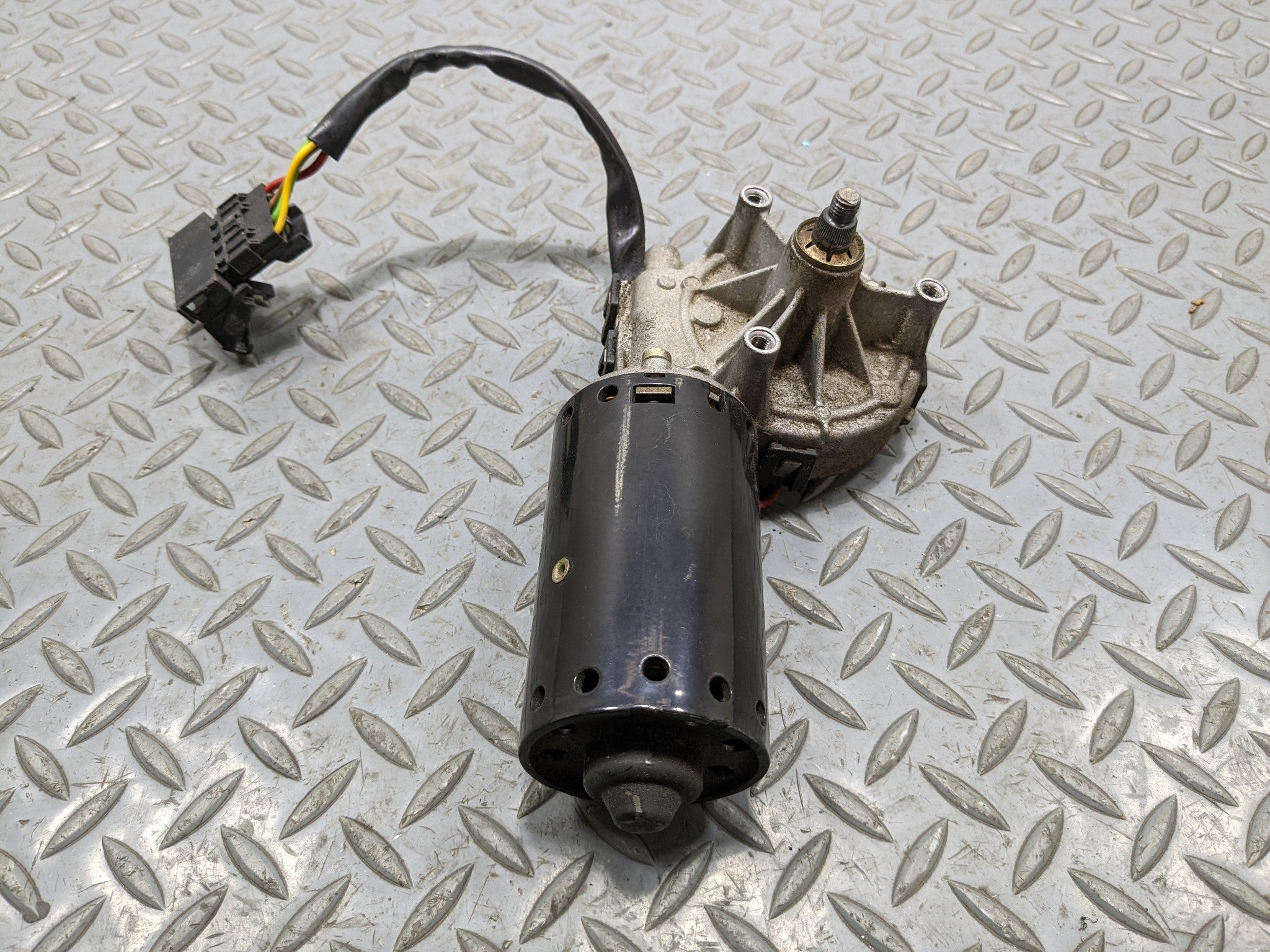 1997 - 2005 MERCEDES-BENZ S500 OEM WINDSHIELD WIPER MOTOR ASSEMBLY FRONT