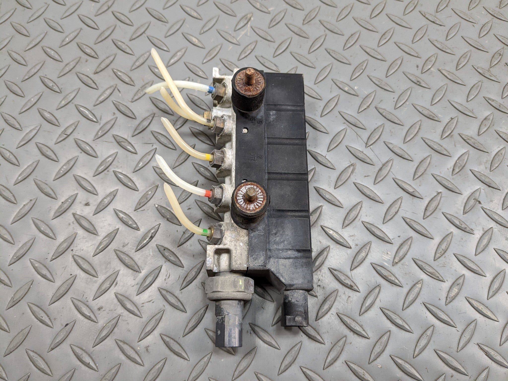 97-05 MERCEDES-BENZ S500 OEM AIR SUSPENSION SHOCK COMPRESSOR VALVE CONTROL BLOCK