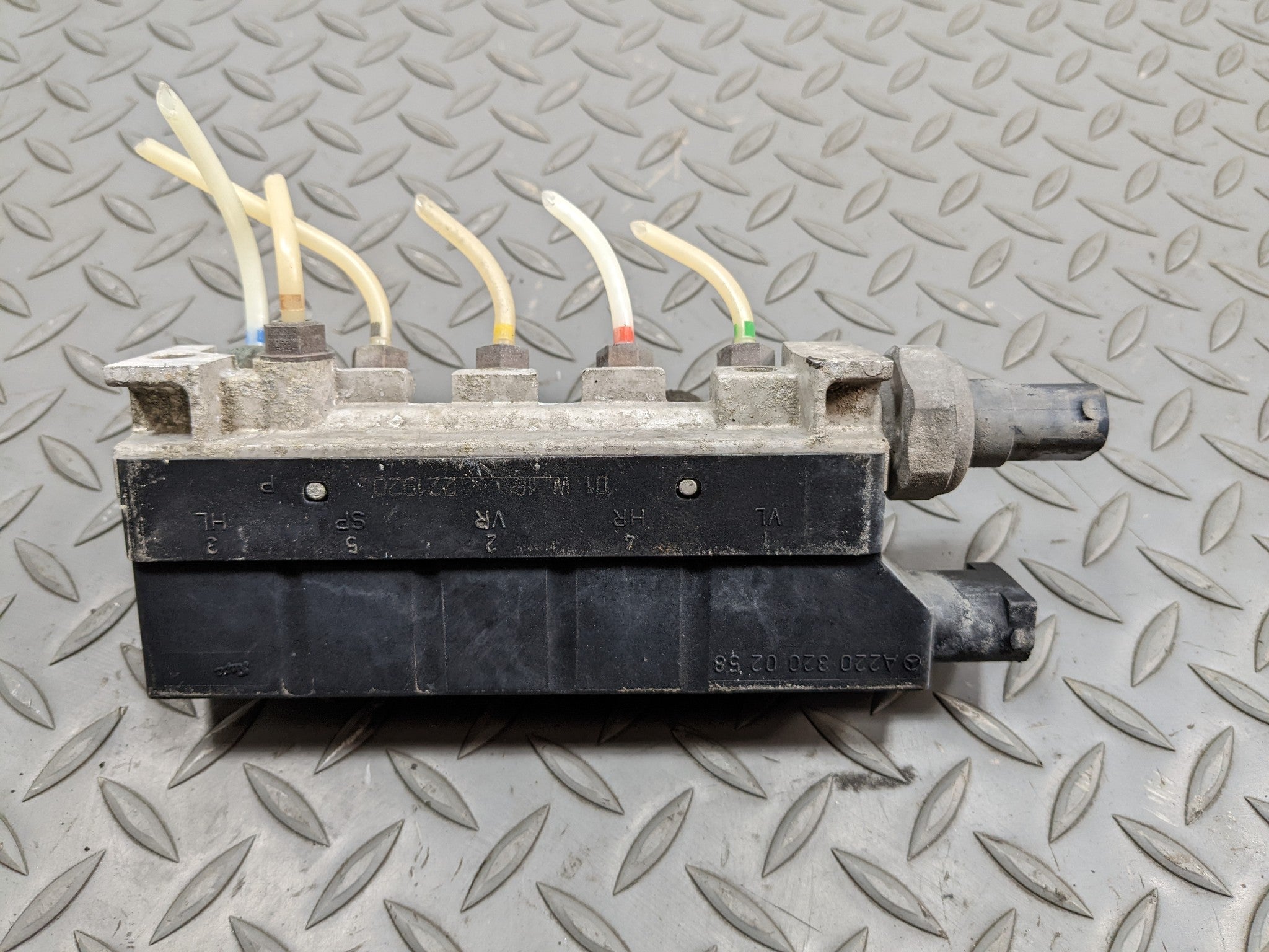 97-05 MERCEDES-BENZ S500 OEM AIR SUSPENSION SHOCK COMPRESSOR VALVE CONTROL BLOCK