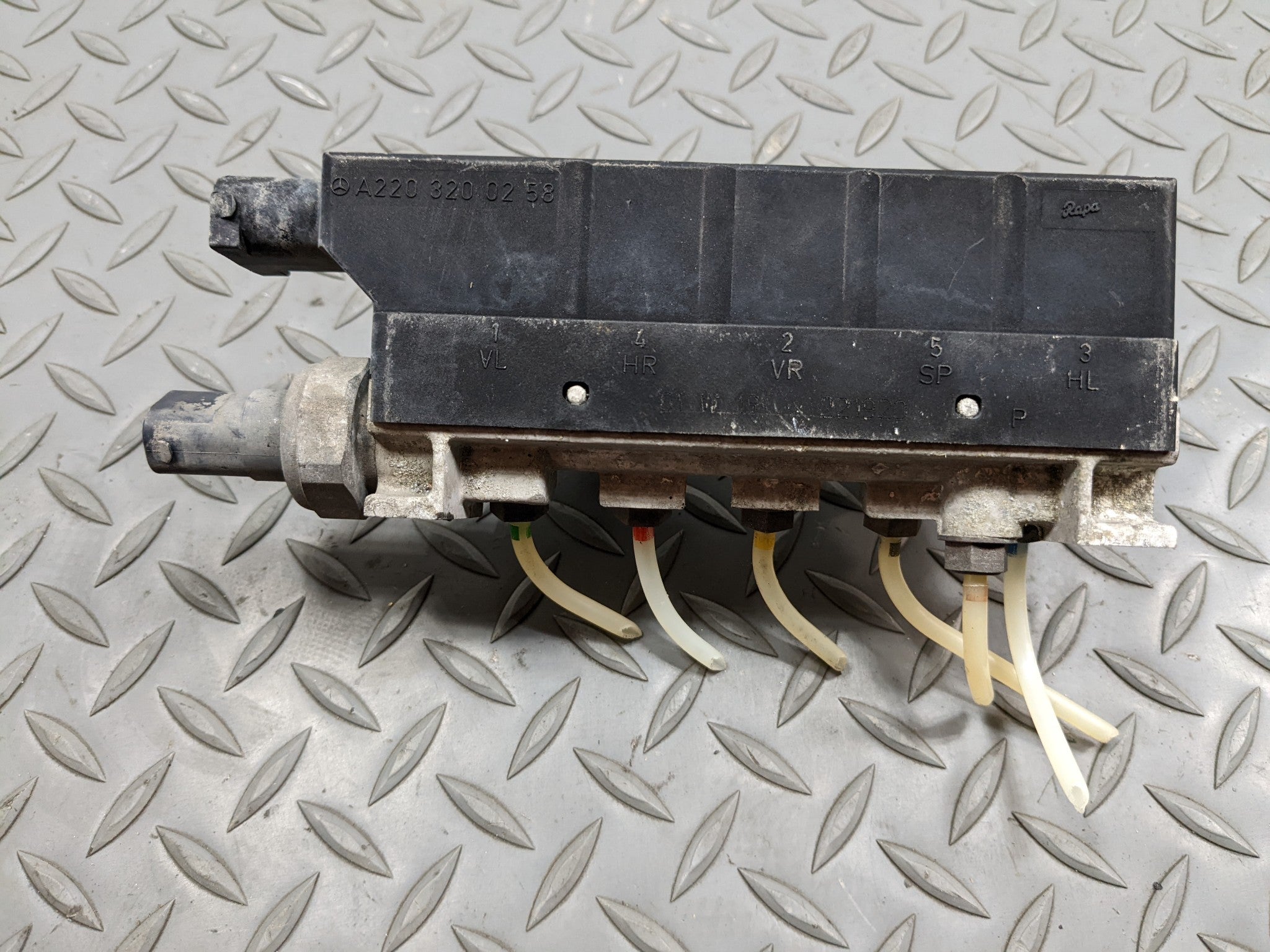 97-05 MERCEDES-BENZ S500 OEM AIR SUSPENSION SHOCK COMPRESSOR VALVE CONTROL BLOCK
