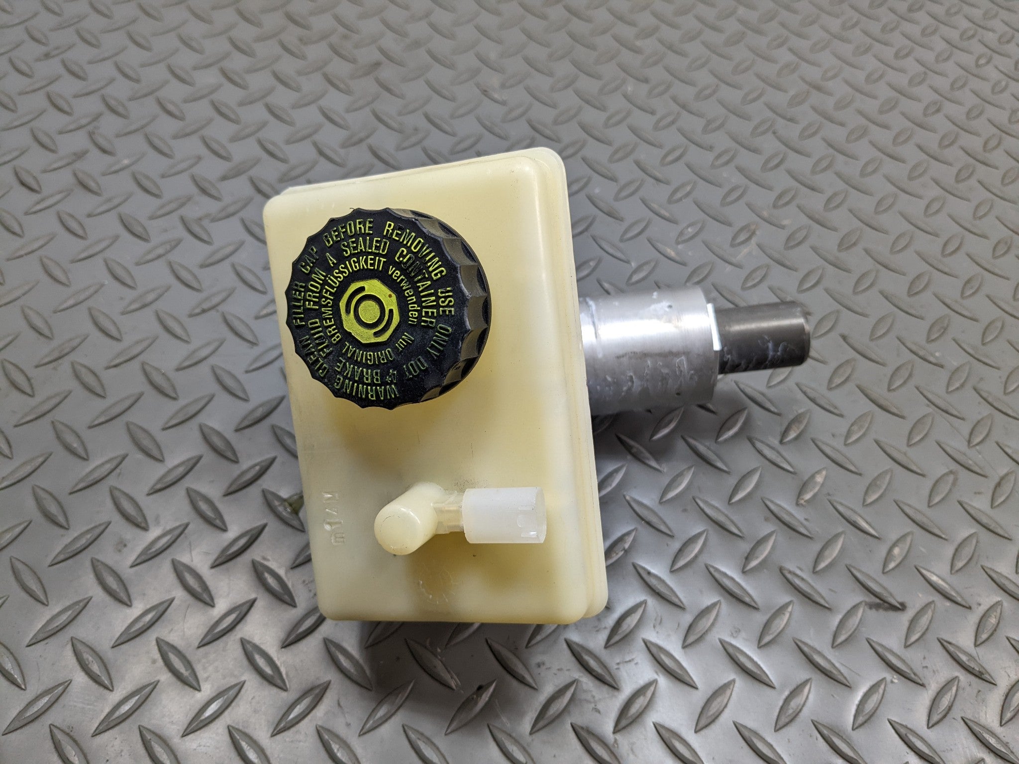 97-05 MERCEDES-BENZ S500 OEM BRAKE MASTER CYLINDER WITH RESERVOIR TANK ASSEMBLY