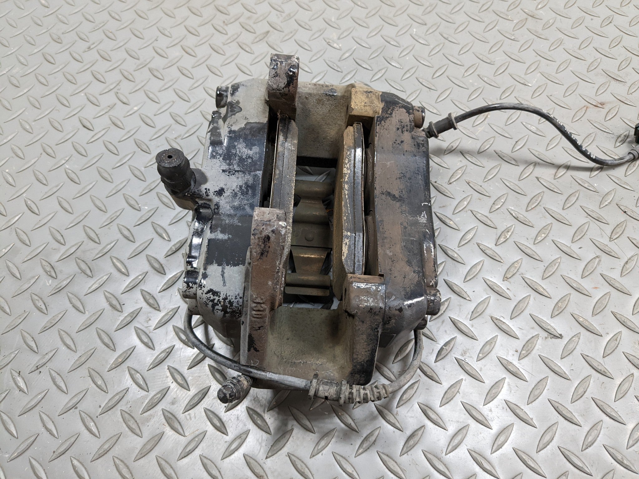 97 - 05 MERCEDES-BENZ S500 OEM BRAKE CALIPER ASSEMBLY FRONT RIGHT PASSENGER SIDE