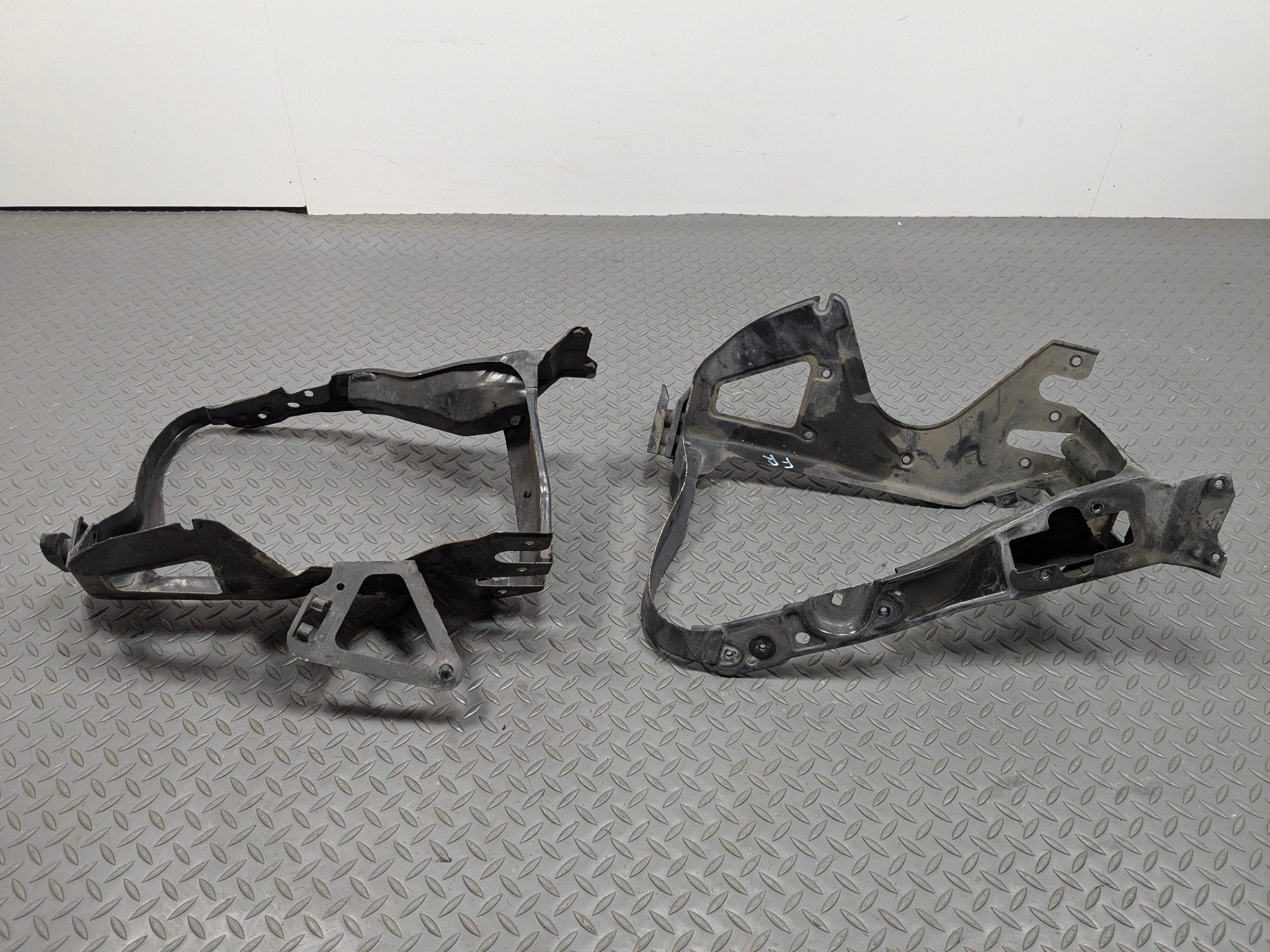 97 - 05 MERCEDES-BENZ S500 OEM RADIATOR SUPPORT MOUNT FRAME FRONT LEFT AND RIGHT