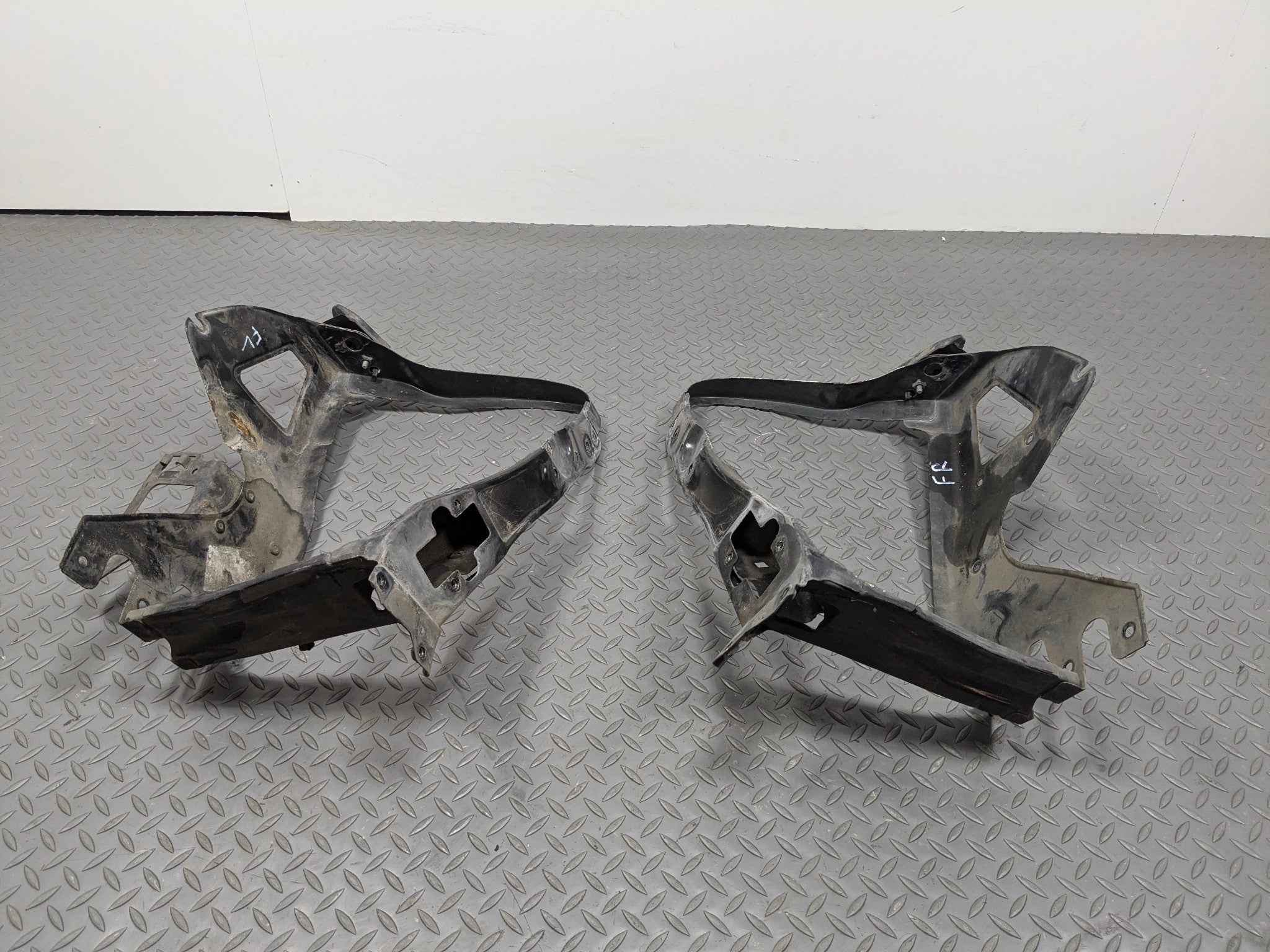 97 - 05 MERCEDES-BENZ S500 OEM RADIATOR SUPPORT MOUNT FRAME FRONT LEFT AND RIGHT