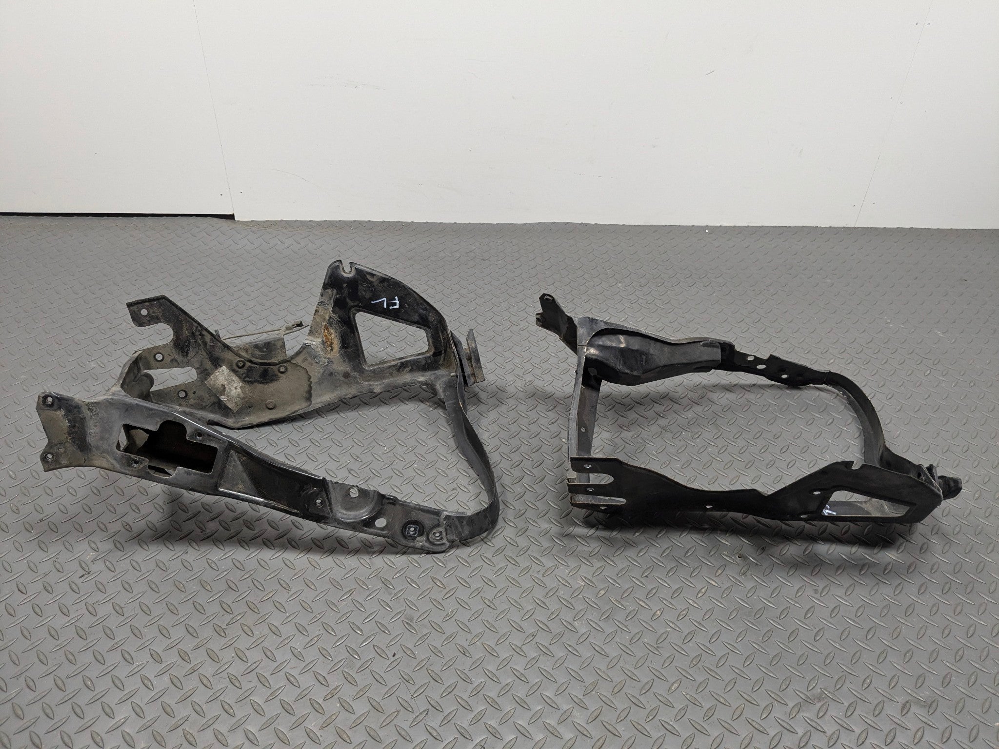 97 - 05 MERCEDES-BENZ S500 OEM RADIATOR SUPPORT MOUNT FRAME FRONT LEFT AND RIGHT