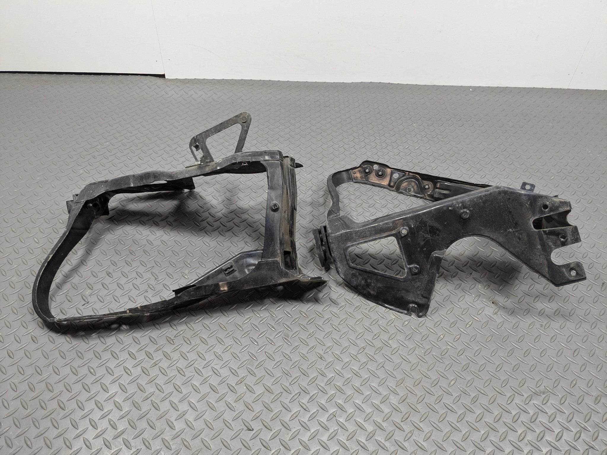 97 - 05 MERCEDES-BENZ S500 OEM RADIATOR SUPPORT MOUNT FRAME FRONT LEFT AND RIGHT