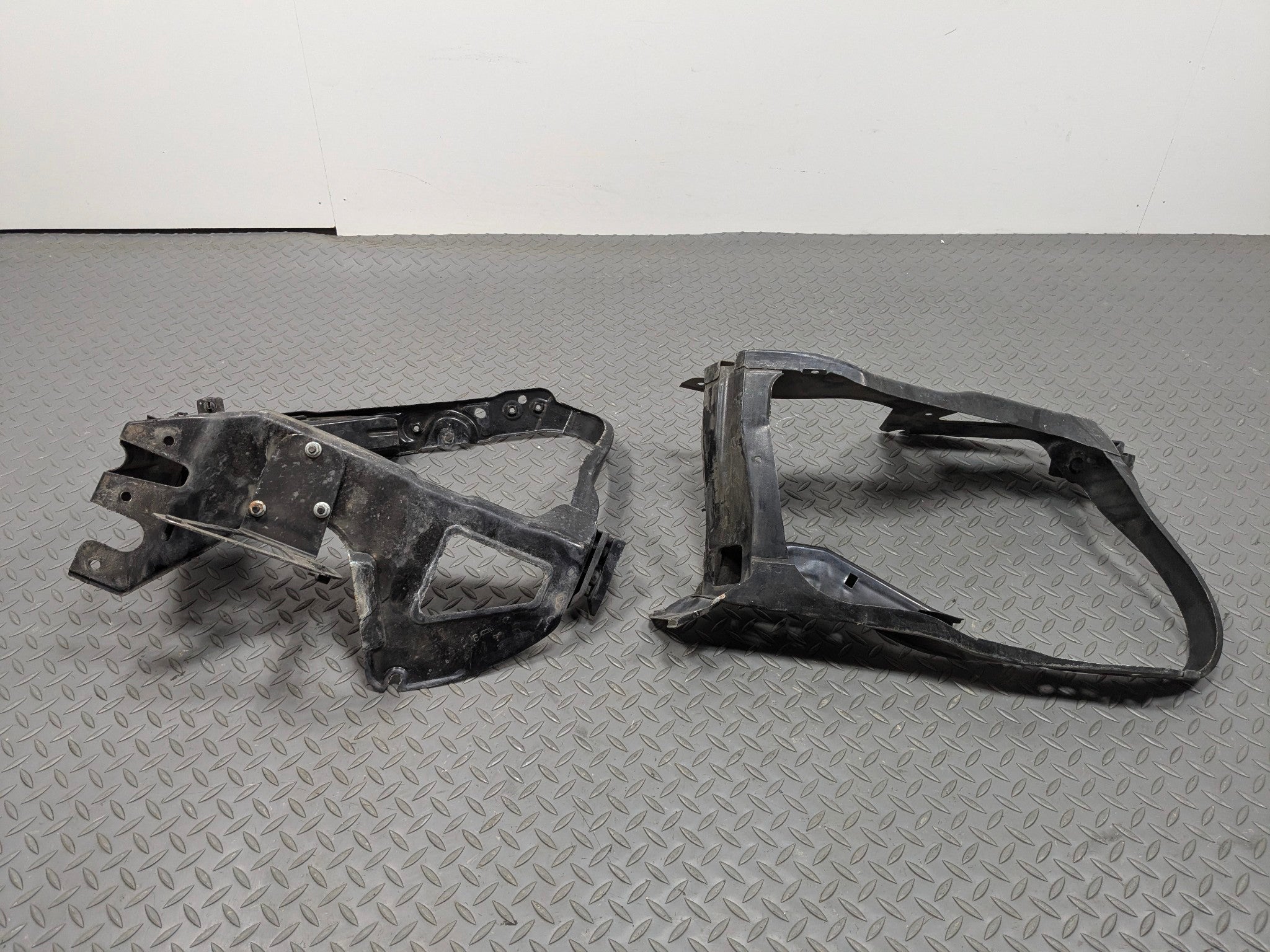 97 - 05 MERCEDES-BENZ S500 OEM RADIATOR SUPPORT MOUNT FRAME FRONT LEFT AND RIGHT