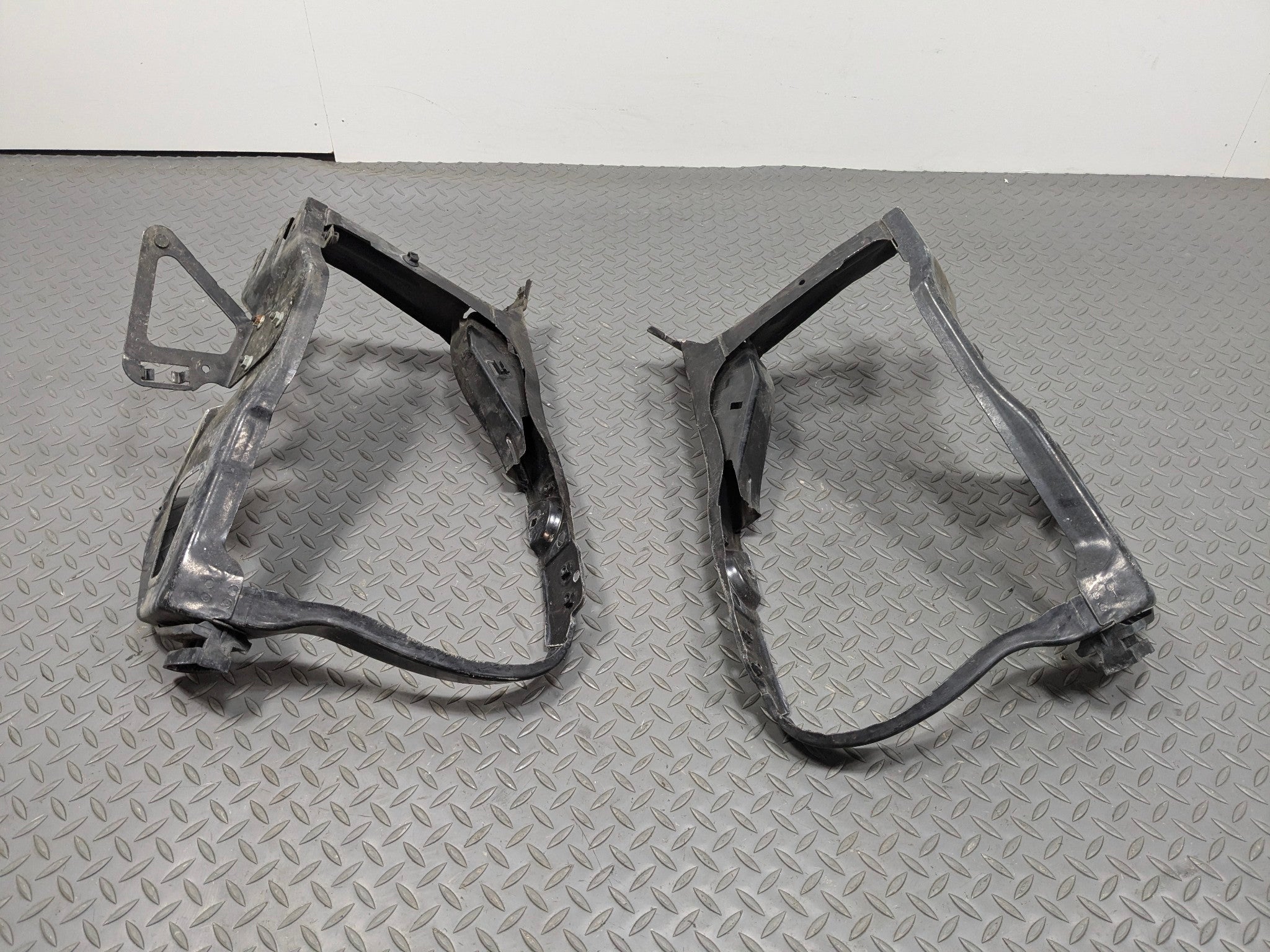 97 - 05 MERCEDES-BENZ S500 OEM RADIATOR SUPPORT MOUNT FRAME FRONT LEFT AND RIGHT