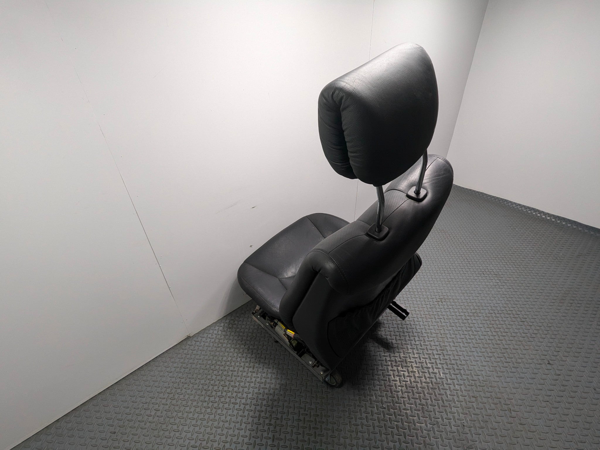 97 - 05 MERCEDES-BENZ S500 OEM SEAT WITH HEADREST BLACK LEATHER FRONT LEFT SIDE