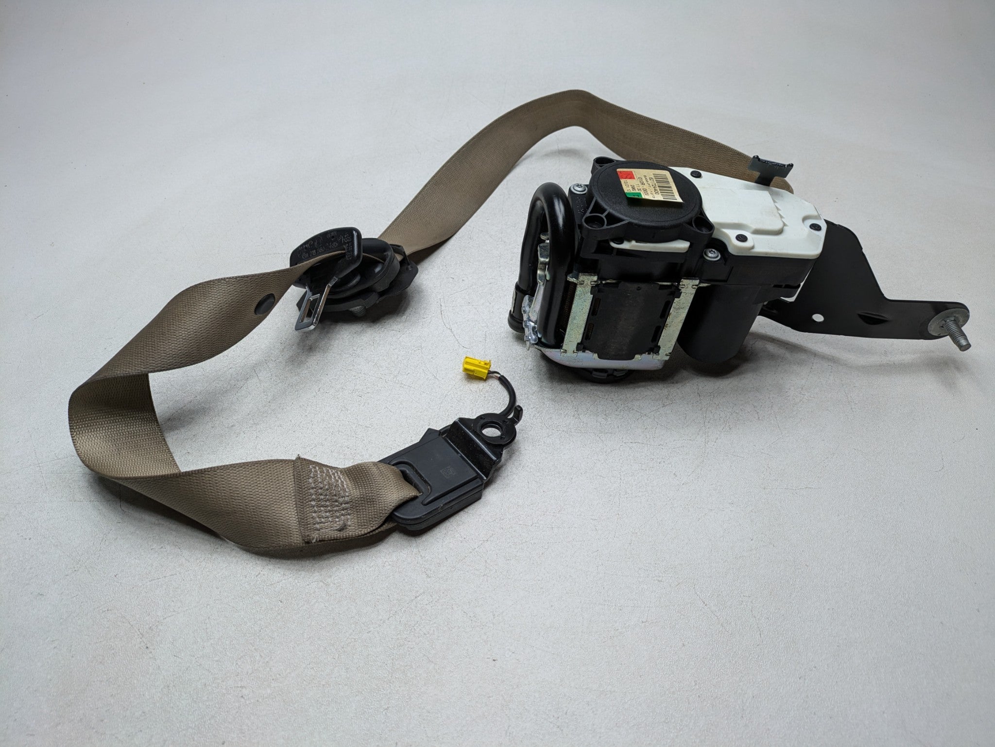 2012 - 2018 MERCEDES-BENZ CLS550 OEM SEAT BELT RETRACTOR FRONT RIGHT SIDE