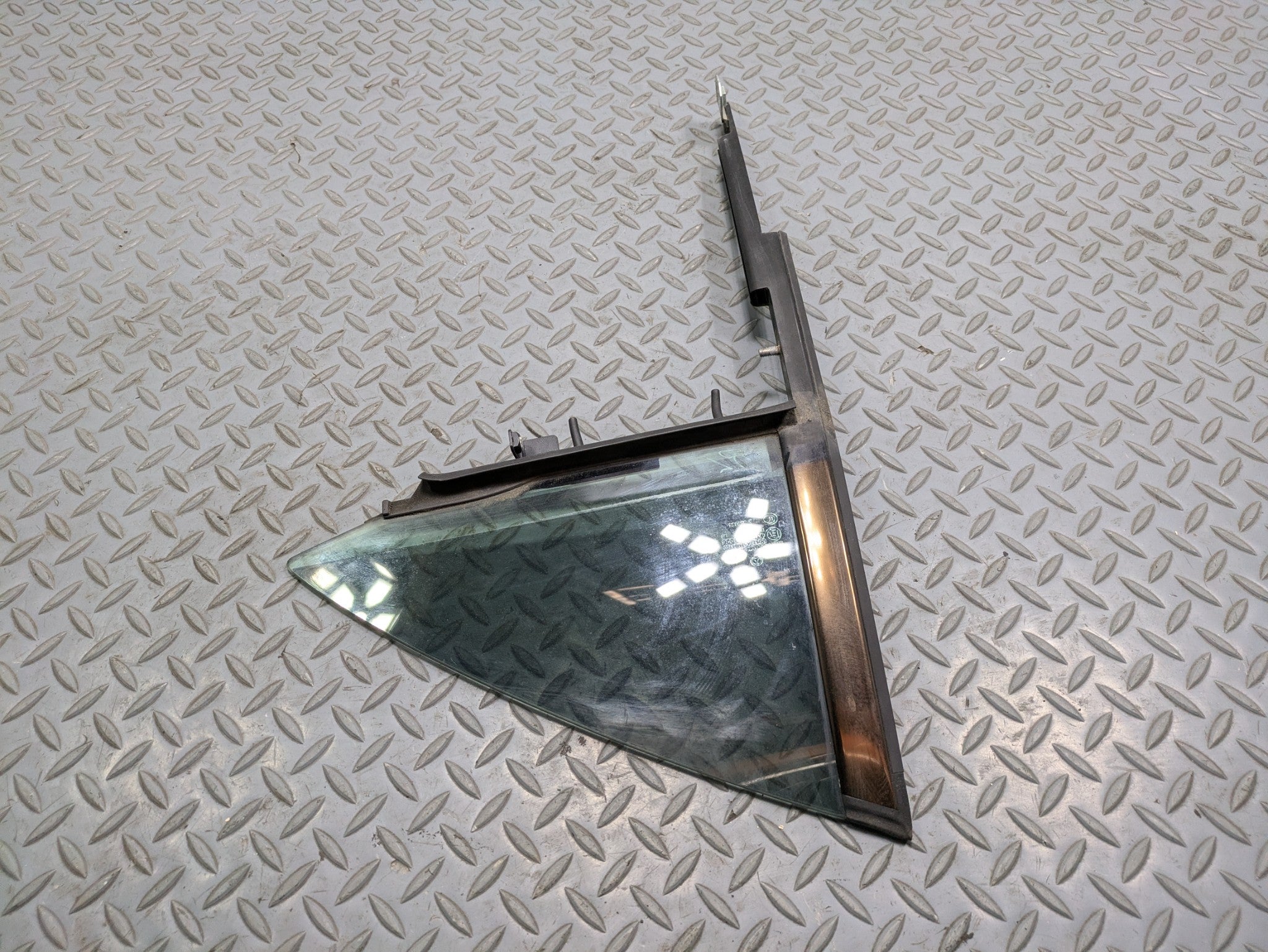 2012 - 2018 MERCEDES-BENZ CLS550 OEM VENT WINDOW GLASS REAR LEFT DRIVER SIDE