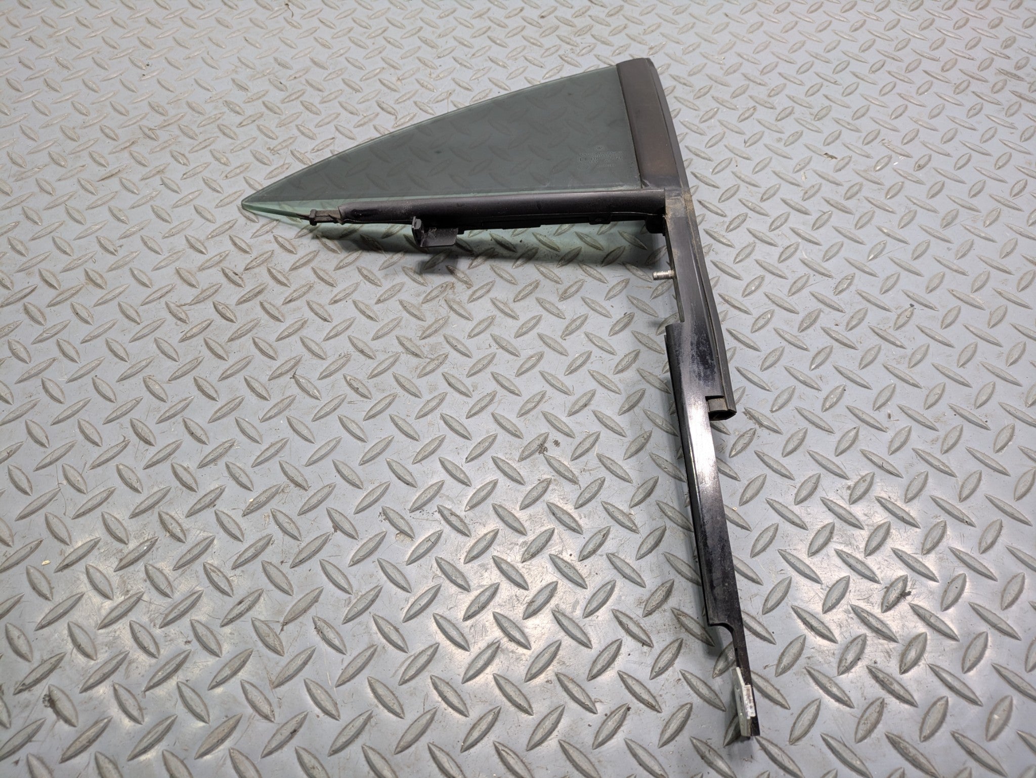 2012 - 2018 MERCEDES-BENZ CLS550 OEM VENT WINDOW GLASS REAR RIGHT PASSENGER SIDE