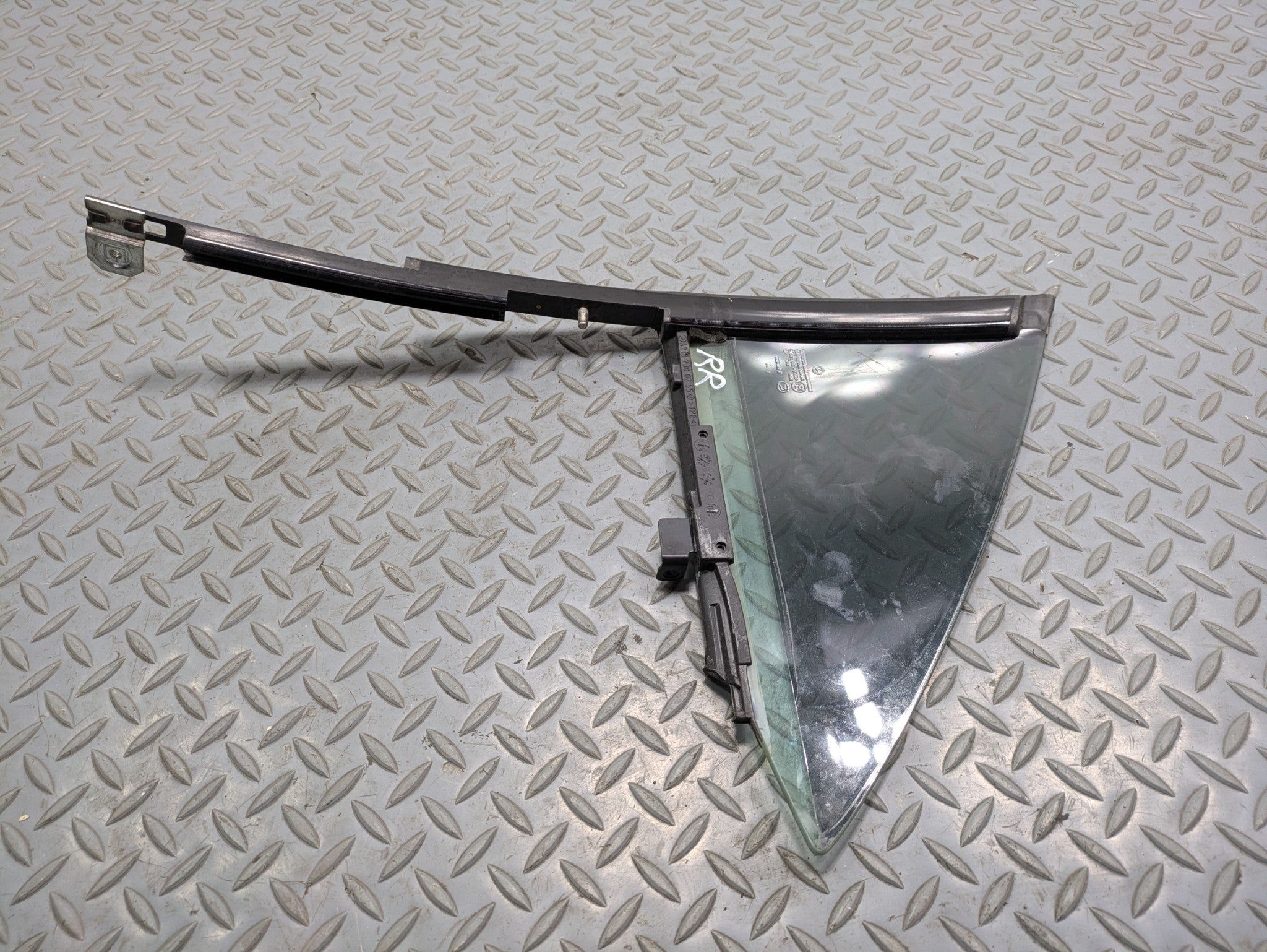 2012 - 2018 MERCEDES-BENZ CLS550 OEM VENT WINDOW GLASS REAR RIGHT PASSENGER SIDE
