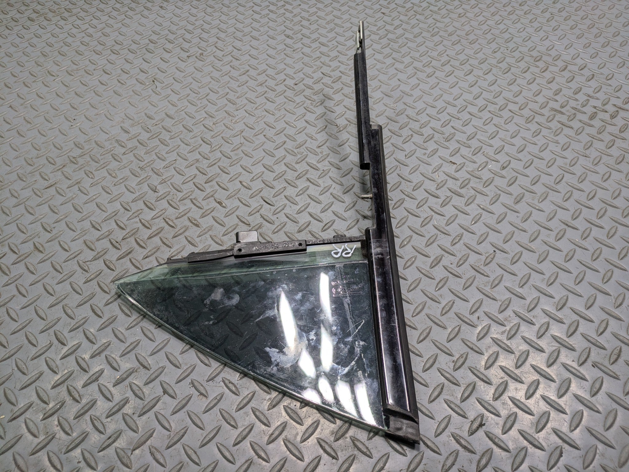 2012 - 2018 MERCEDES-BENZ CLS550 OEM VENT WINDOW GLASS REAR RIGHT PASSENGER SIDE