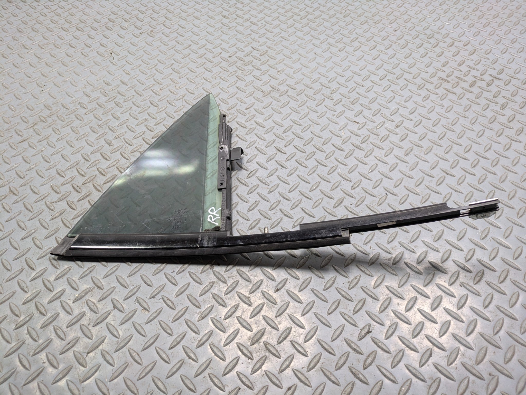 2012 - 2018 MERCEDES-BENZ CLS550 OEM VENT WINDOW GLASS REAR RIGHT PASSENGER SIDE