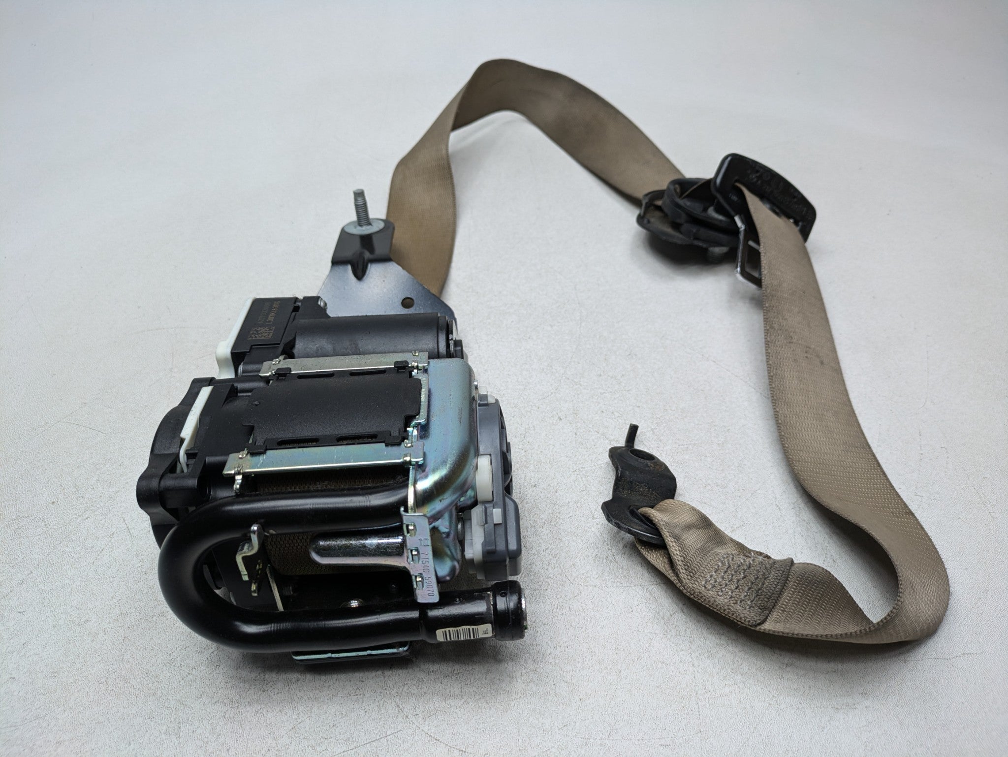2012 - 2018 MERCEDES-BENZ CLS550 OEM SEAT BELT RETRACTOR FRONT LEFT DRIVER SIDE