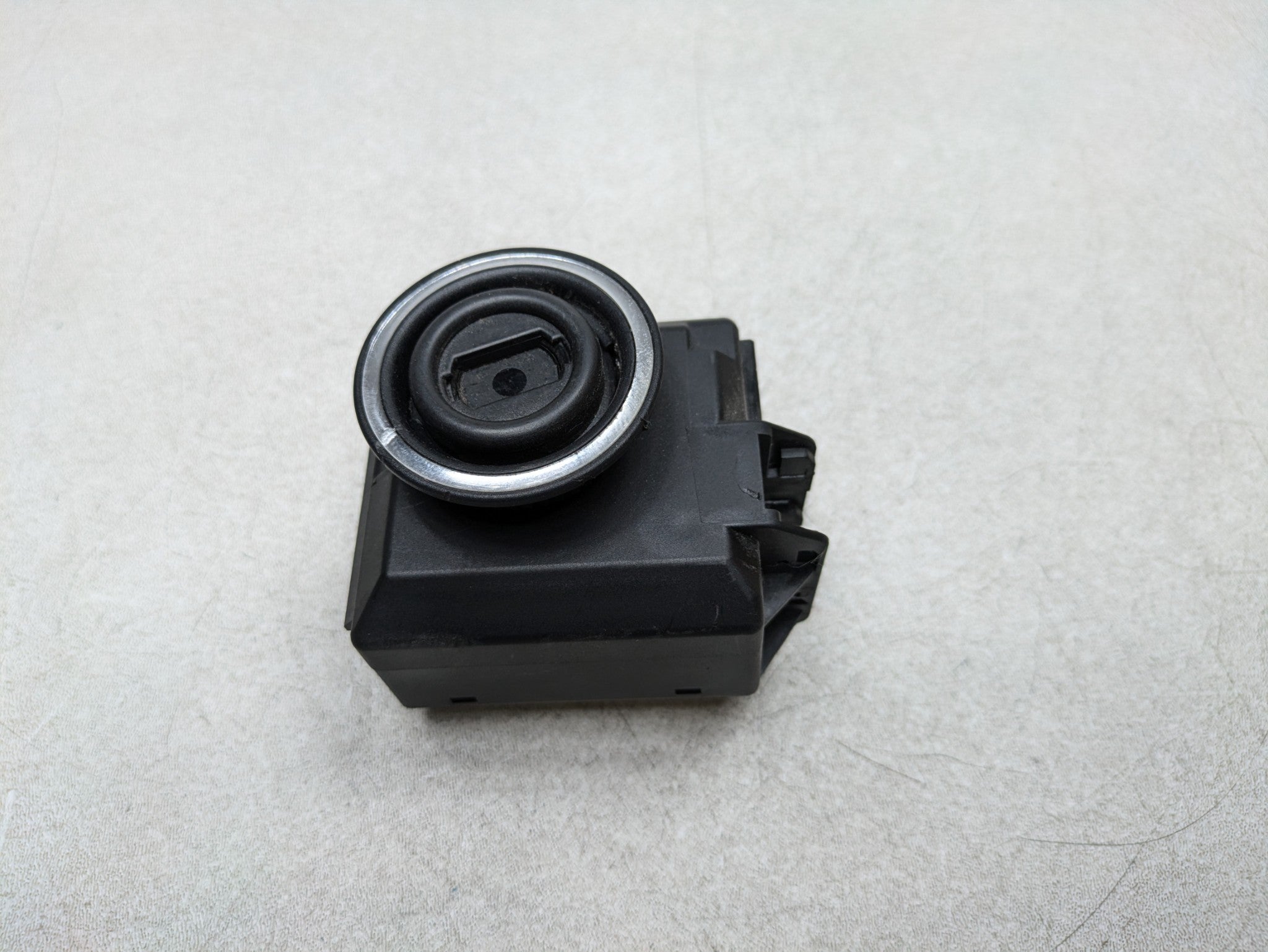 2012 - 2018 MERCEDES-BENZ CLS550 OEM IGNITION SWITCH CONTROL MODULE WITHOUT KEY
