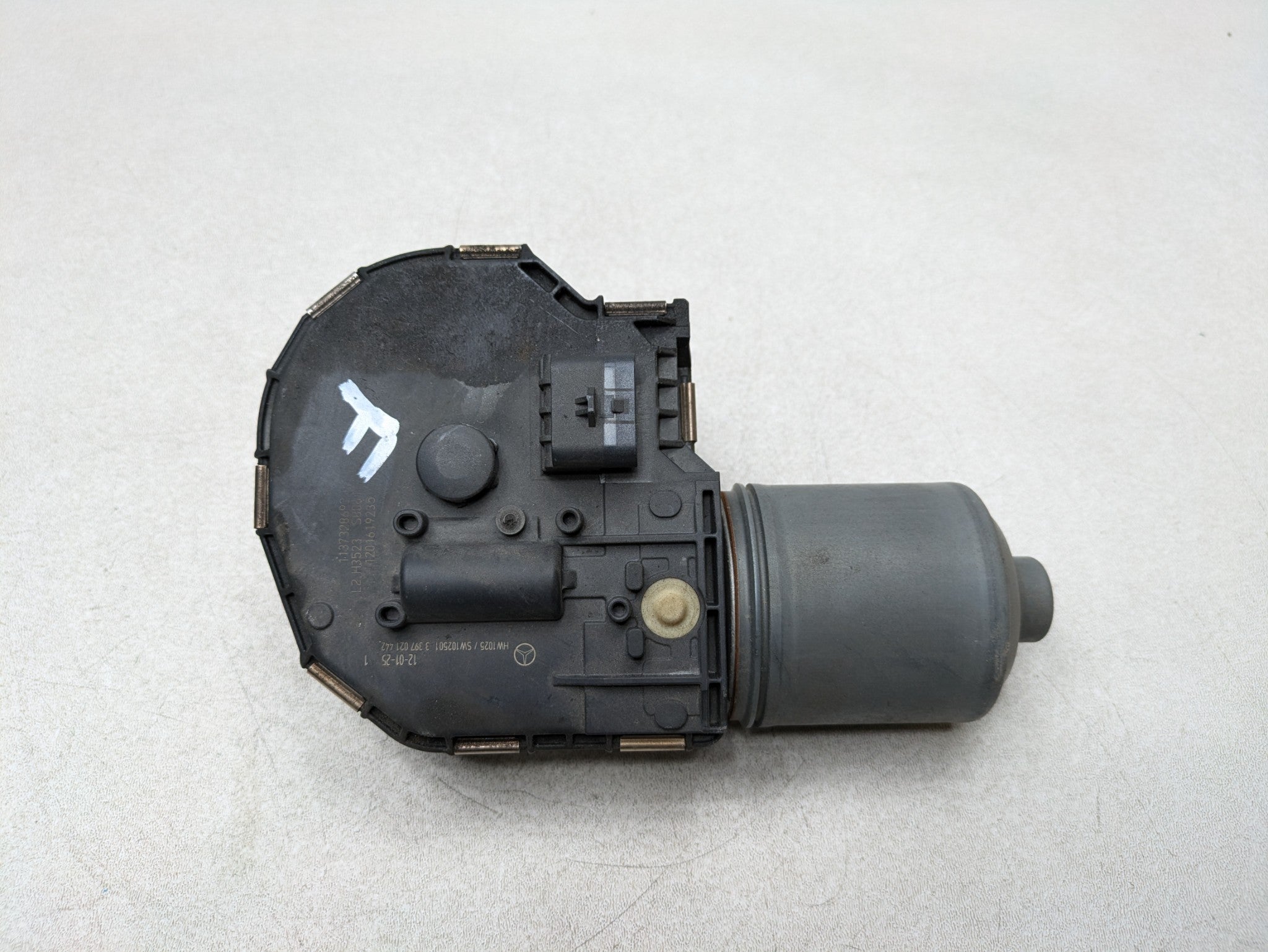 2012 - 2018 MERCEDES-BENZ CLS550 OEM WINDSHIELD WIPER MOTOR ASSEMBLY FRONT