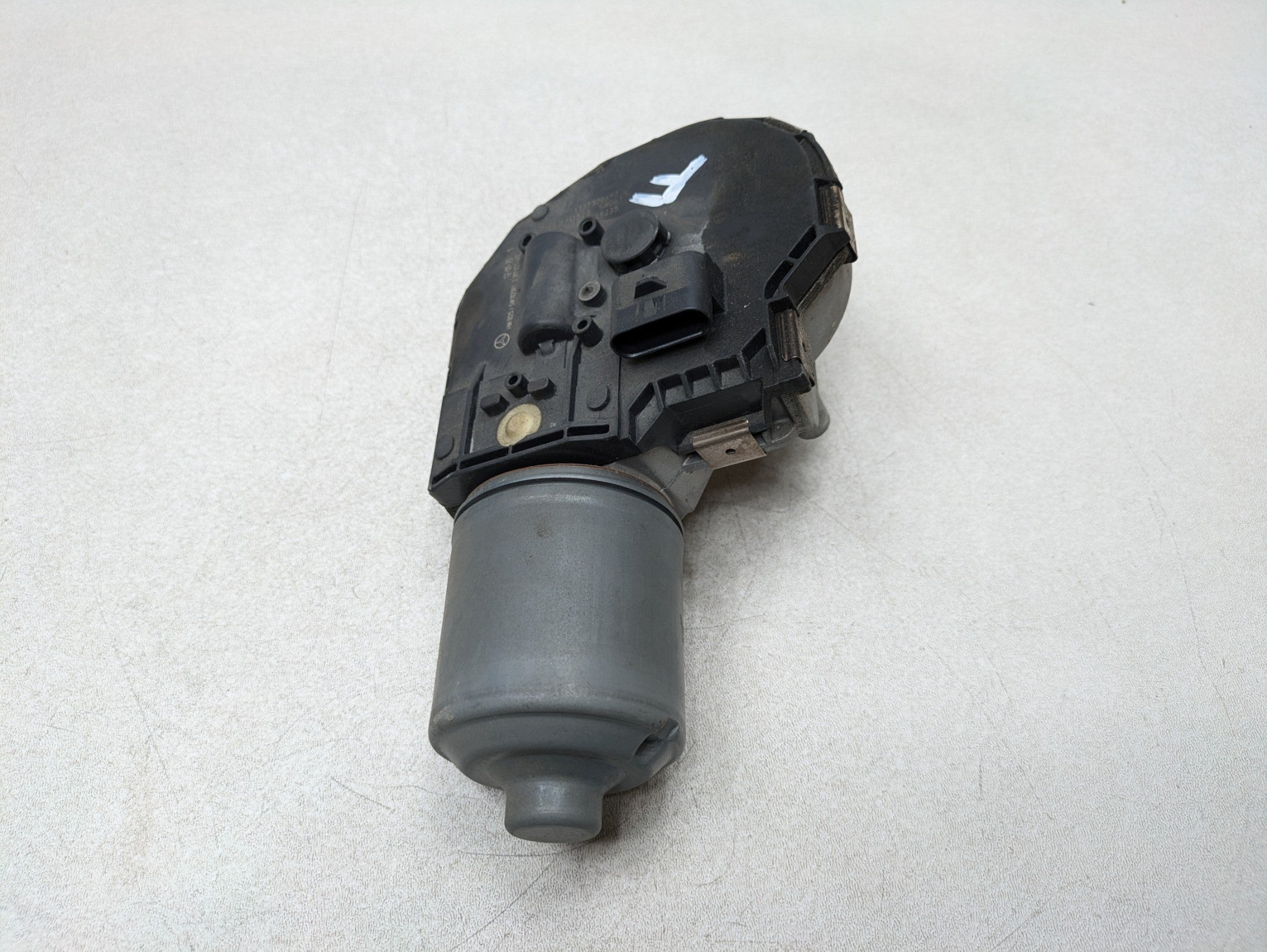 2012 - 2018 MERCEDES-BENZ CLS550 OEM WINDSHIELD WIPER MOTOR ASSEMBLY FRONT