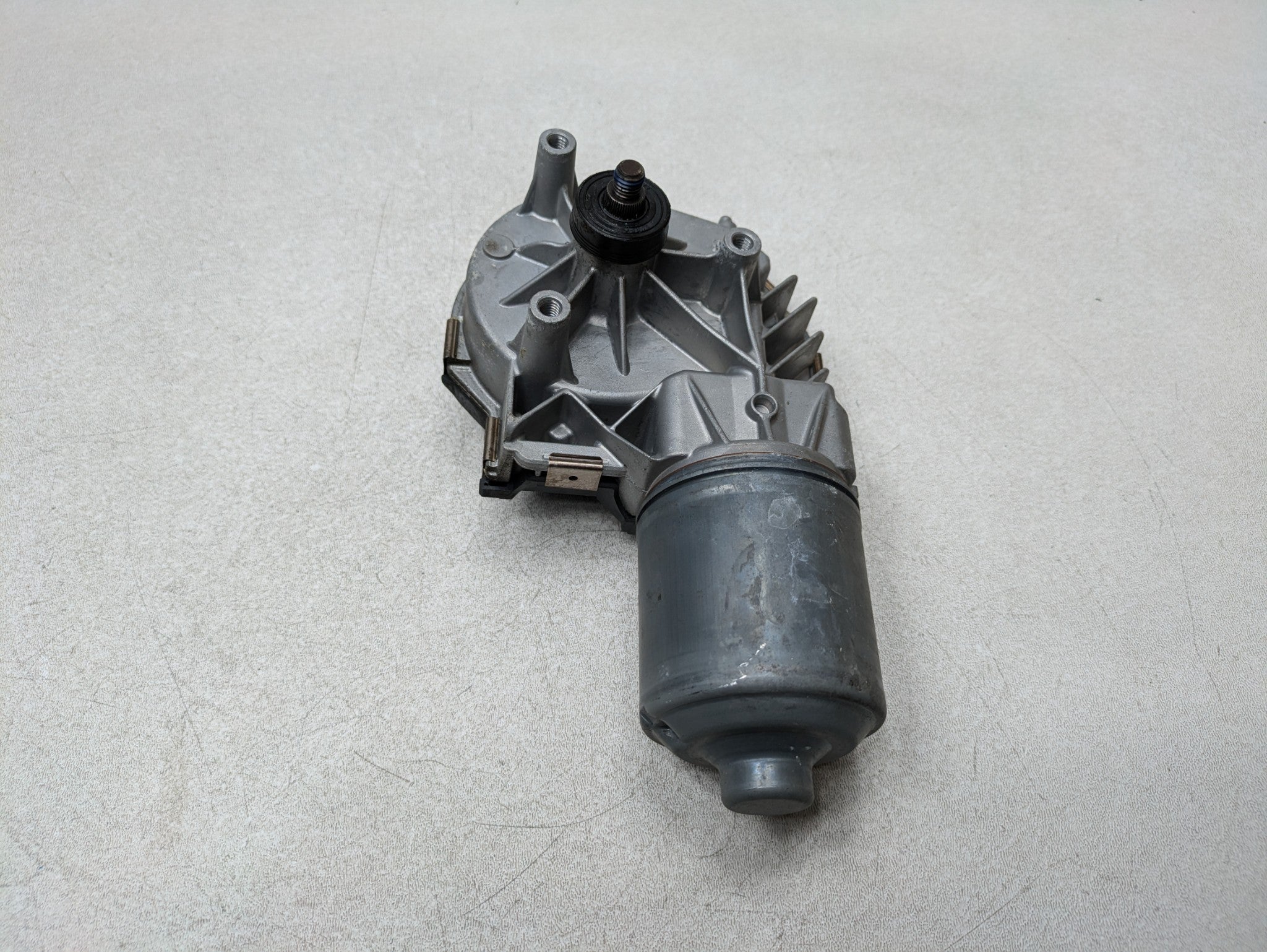 2012 - 2018 MERCEDES-BENZ CLS550 OEM WINDSHIELD WIPER MOTOR ASSEMBLY FRONT