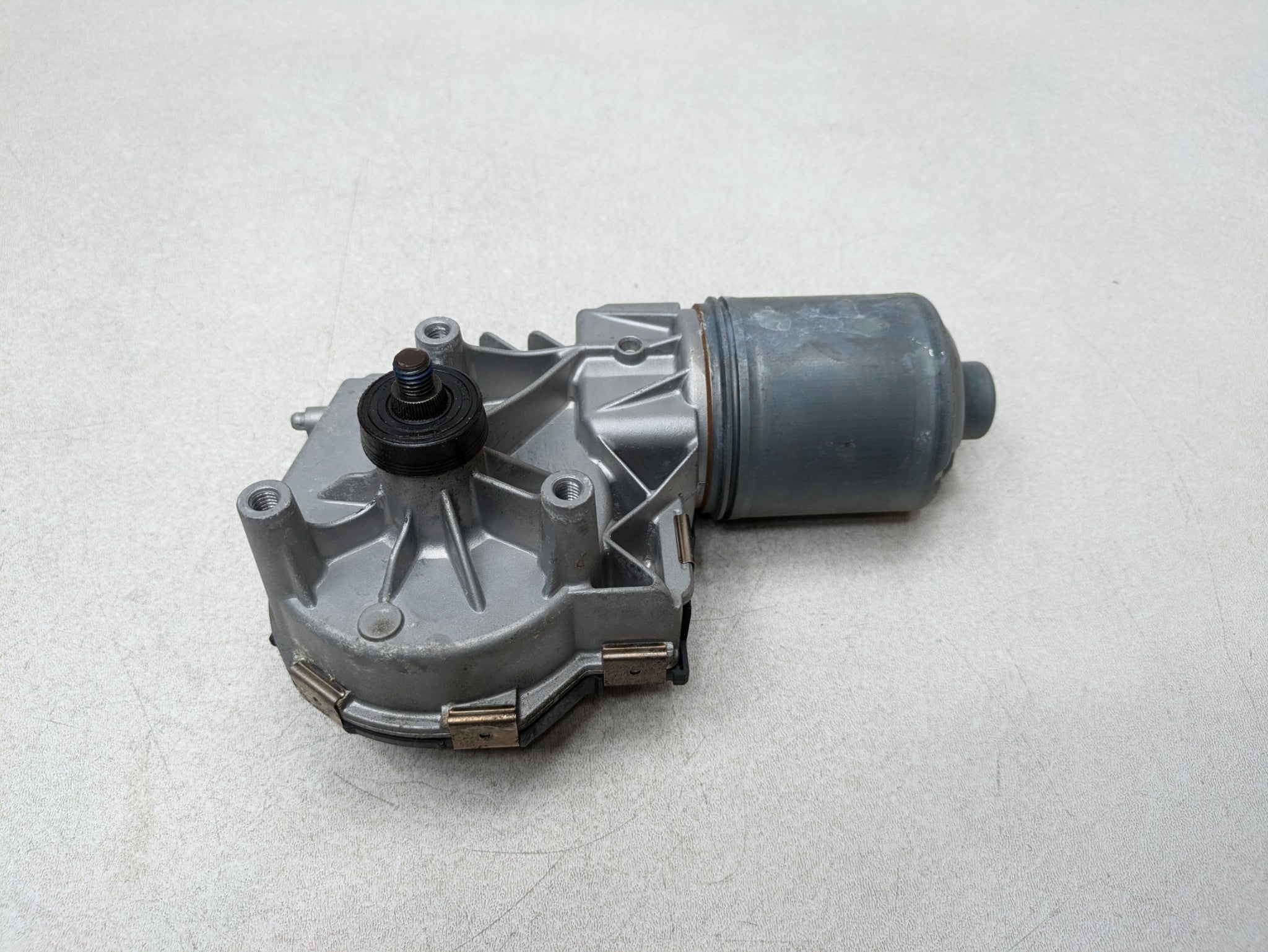 2012 - 2018 MERCEDES-BENZ CLS550 OEM WINDSHIELD WIPER MOTOR ASSEMBLY FRONT