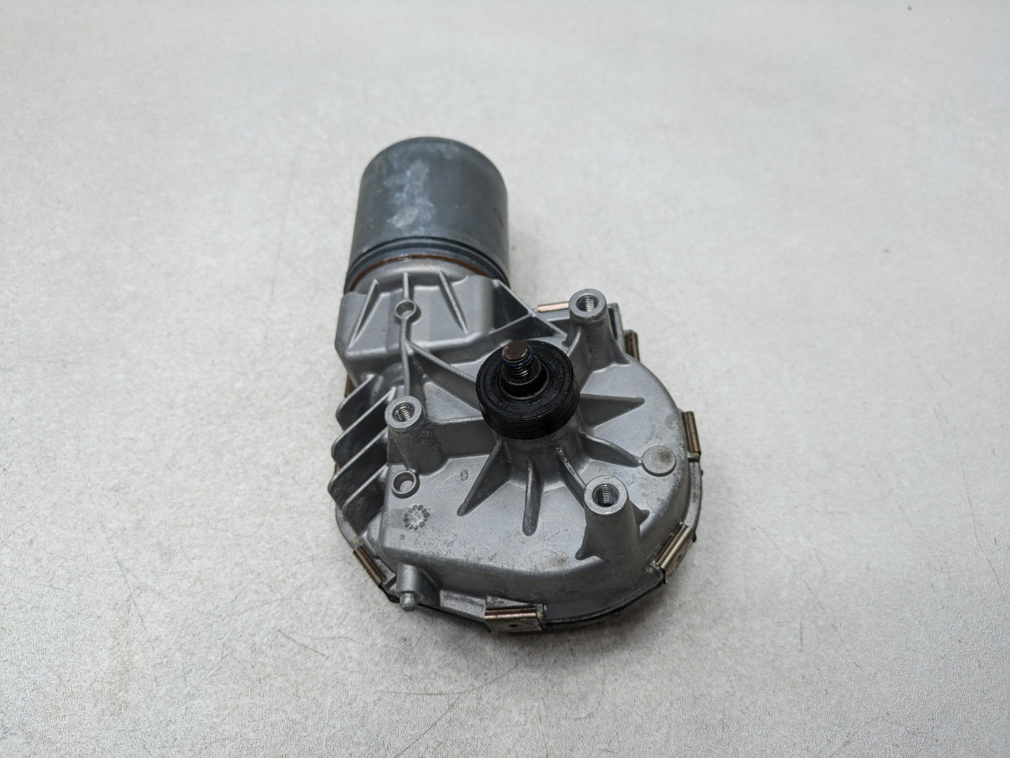 2012 - 2018 MERCEDES-BENZ CLS550 OEM WINDSHIELD WIPER MOTOR ASSEMBLY FRONT