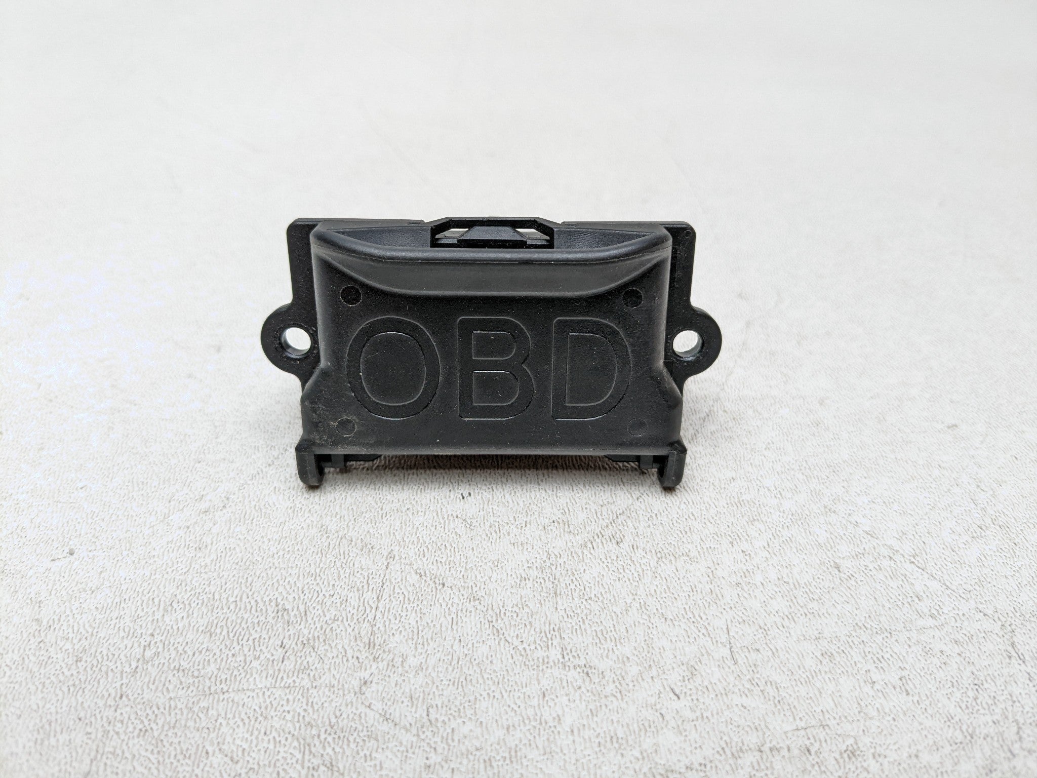 2012 - 2018 MERCEDES-BENZ CLS550 OEM ENGINE DIAGNOSTIC OBD PLUG PORT