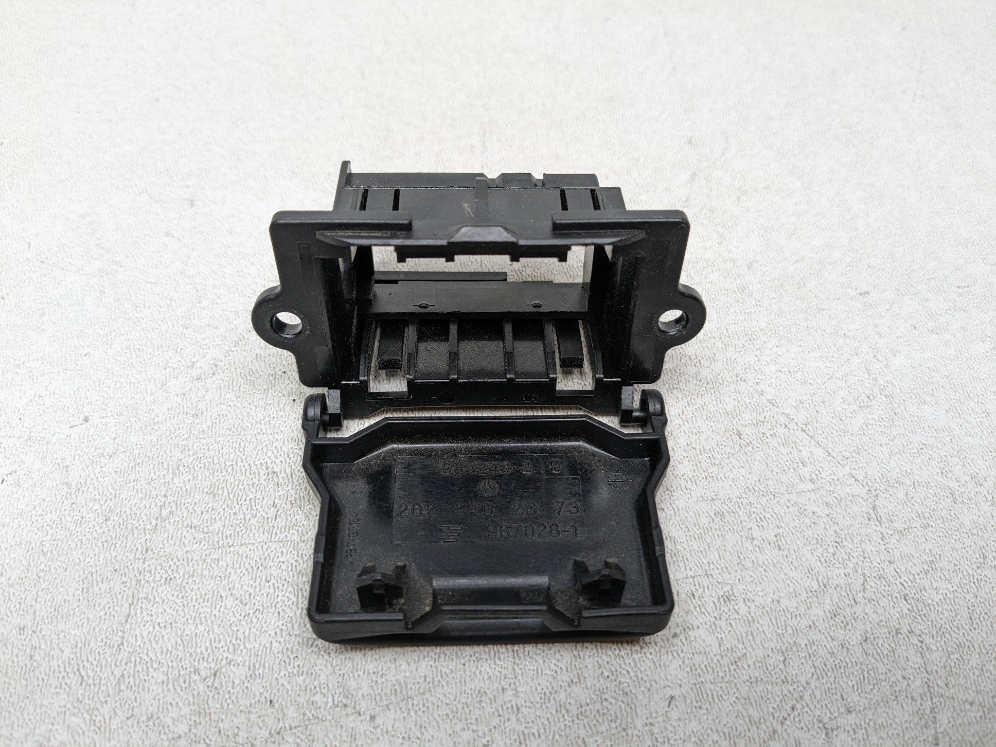 2012 - 2018 MERCEDES-BENZ CLS550 OEM ENGINE DIAGNOSTIC OBD PLUG PORT