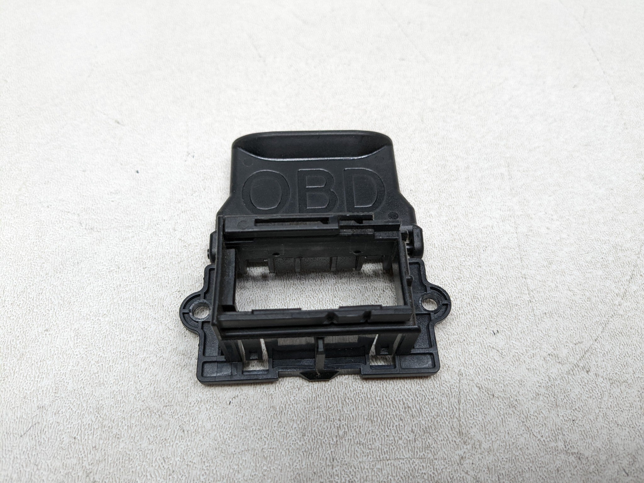 2012 - 2018 MERCEDES-BENZ CLS550 OEM ENGINE DIAGNOSTIC OBD PLUG PORT