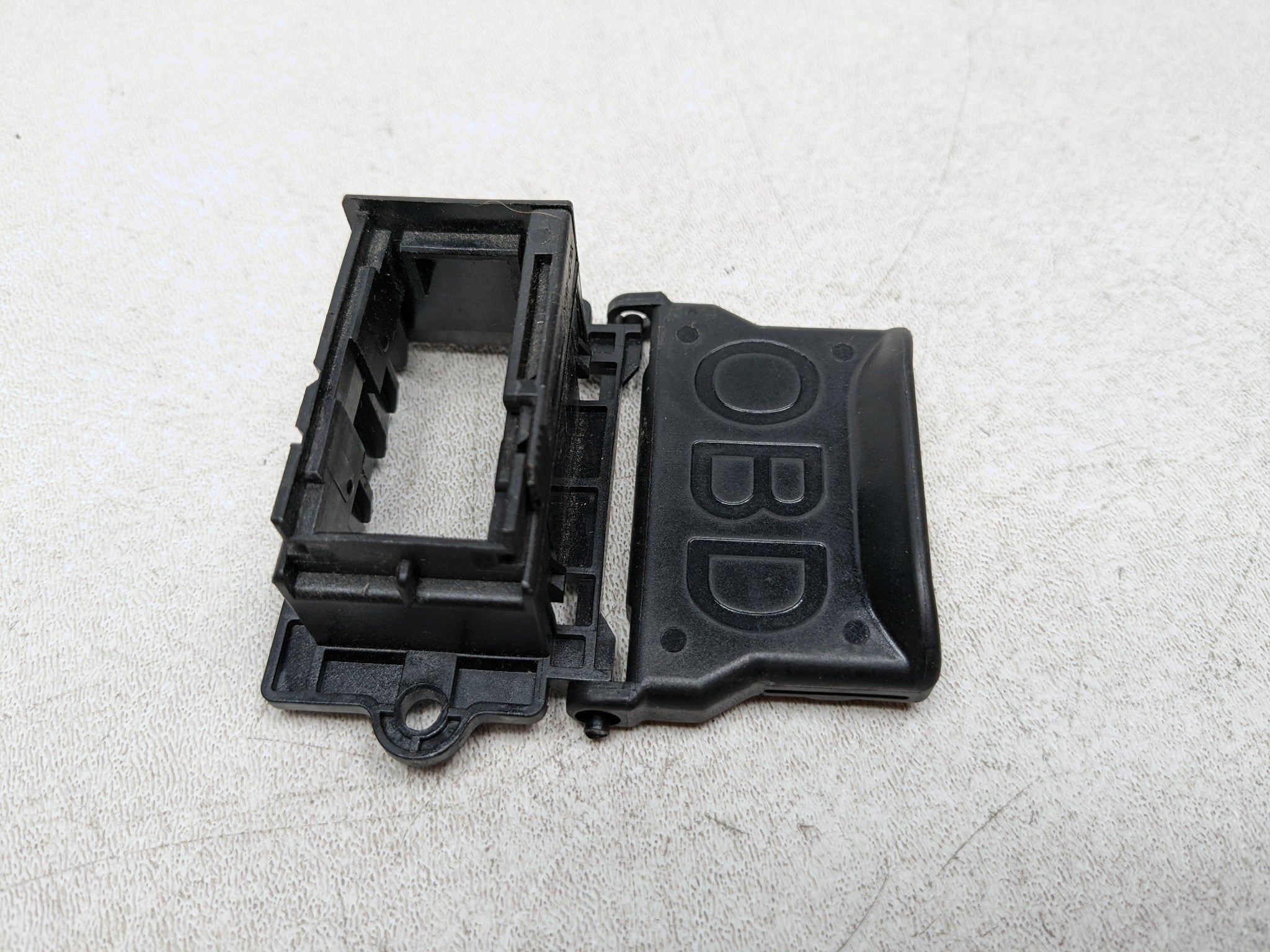 2012 - 2018 MERCEDES-BENZ CLS550 OEM ENGINE DIAGNOSTIC OBD PLUG PORT
