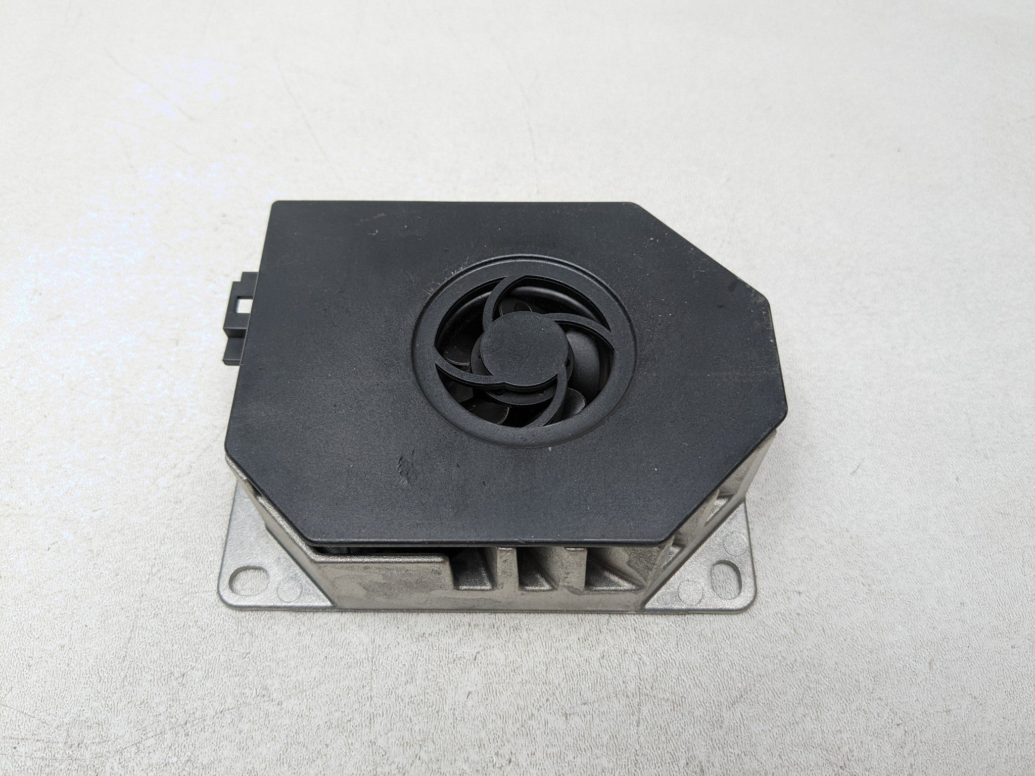 2012 - 2018 MERCEDES-BENZ CLS550 OEM HARMAN BECKER SUBWOOFER AMPLIFIER MODULE