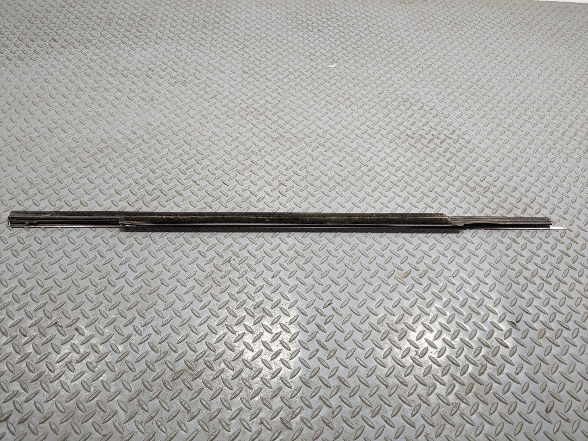 2012 - 2018 MERCEDES-BENZ CLS550 OEM DOOR WINDOW STRIP BELT MOLDING FRONT LEFT