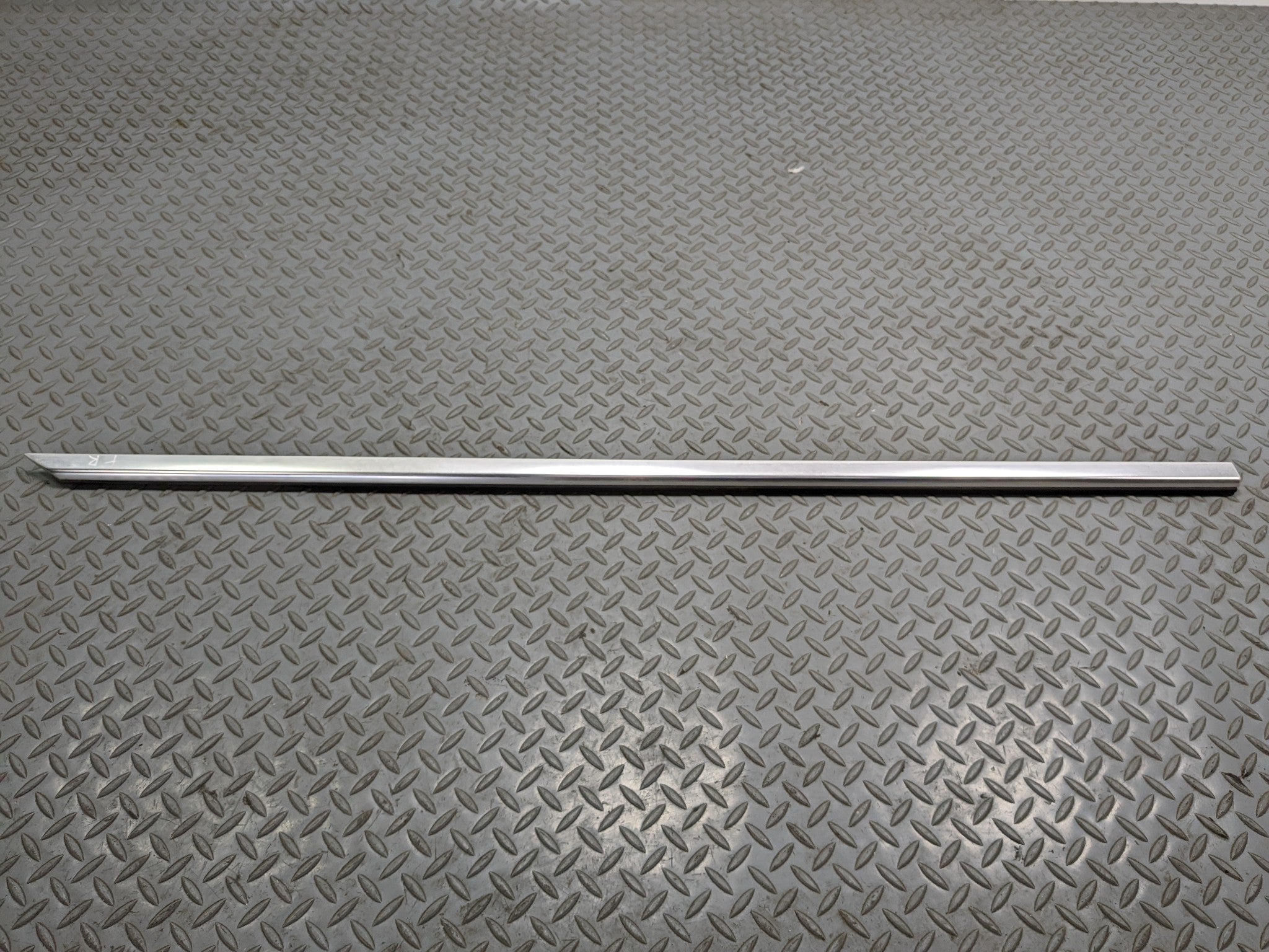 2012 - 2018 MERCEDES-BENZ CLS550 OEM DOOR WINDOW STRIP BELT MOLDING FRONT RIGHT