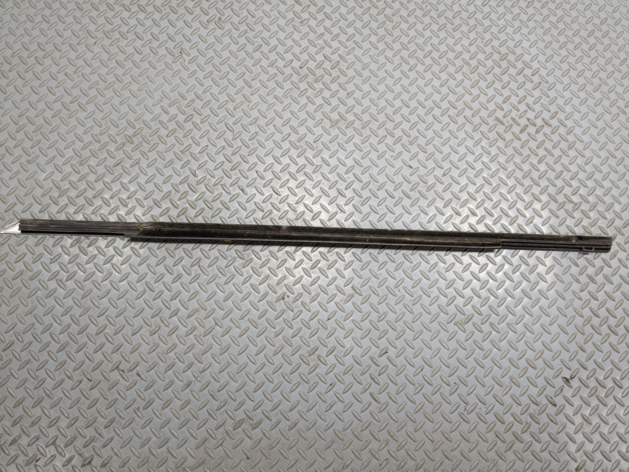 2012 - 2018 MERCEDES-BENZ CLS550 OEM DOOR WINDOW STRIP BELT MOLDING FRONT RIGHT