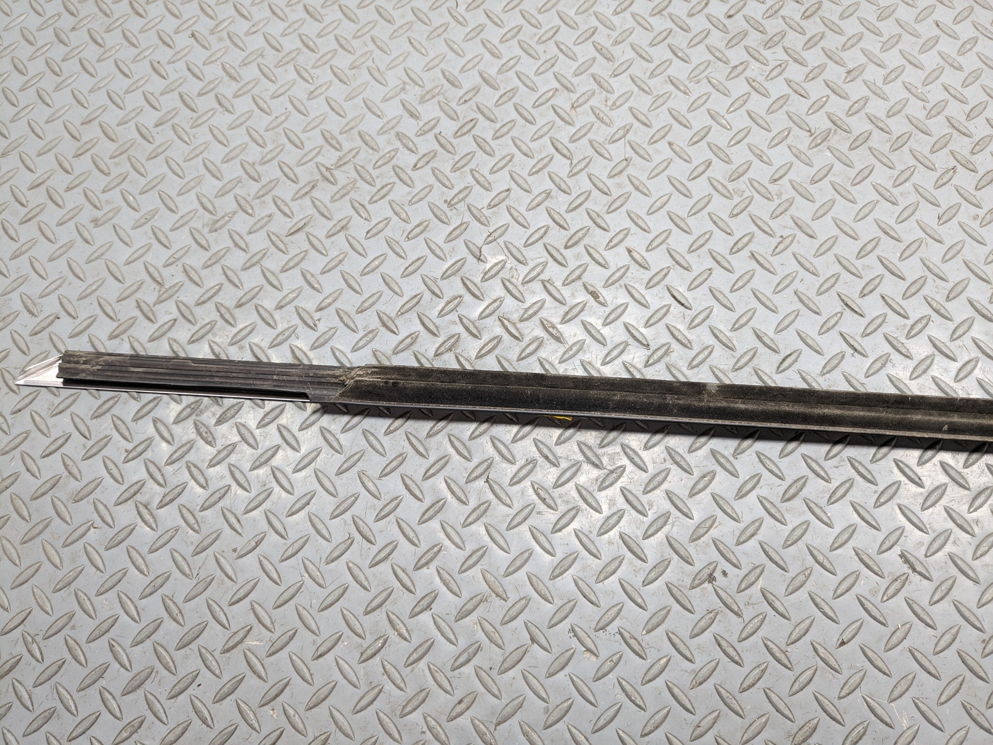 2012 - 2018 MERCEDES-BENZ CLS550 OEM DOOR WINDOW STRIP BELT MOLDING FRONT RIGHT
