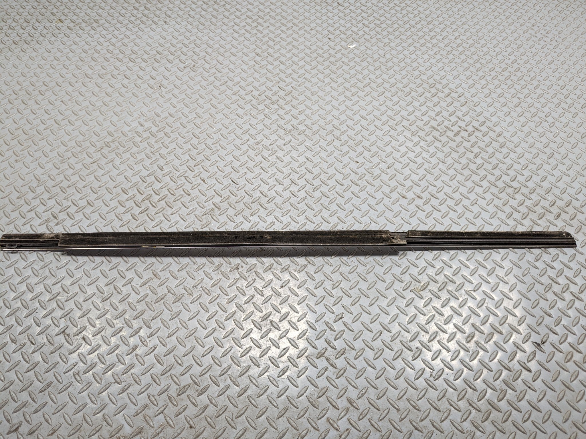 2012 - 2018 MERCEDES-BENZ CLS550 OEM DOOR WINDOW STRIP BELT MOLDING REAR RIGHT